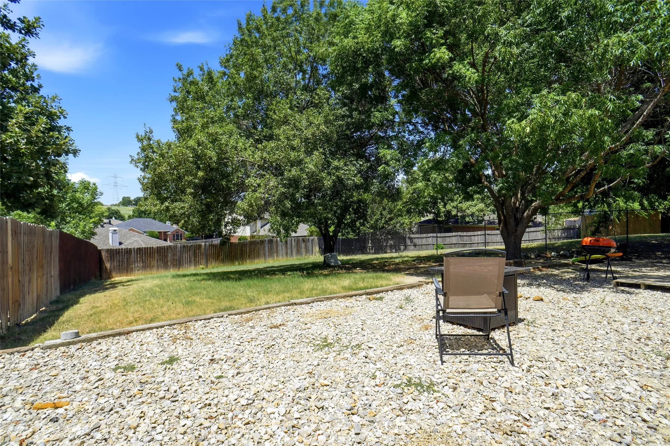 Single Family Residence For Sale in Tarrant County , 7108 Summerset Drive, Benbrook, Texas 76126, 3 Bedroom, 2 Bathroom, 2 Garage spaces, 1,685 Sqft, built in 1990, mls#21351325, Real Estate Agent in Benbrook, Homes For Sale in Tarrant county, Homes For Sale in Benbrook, Realtor in Benbrook Texas, Real Estate Brokerage Independent Realty Texas, Luminita Cordes Realtor