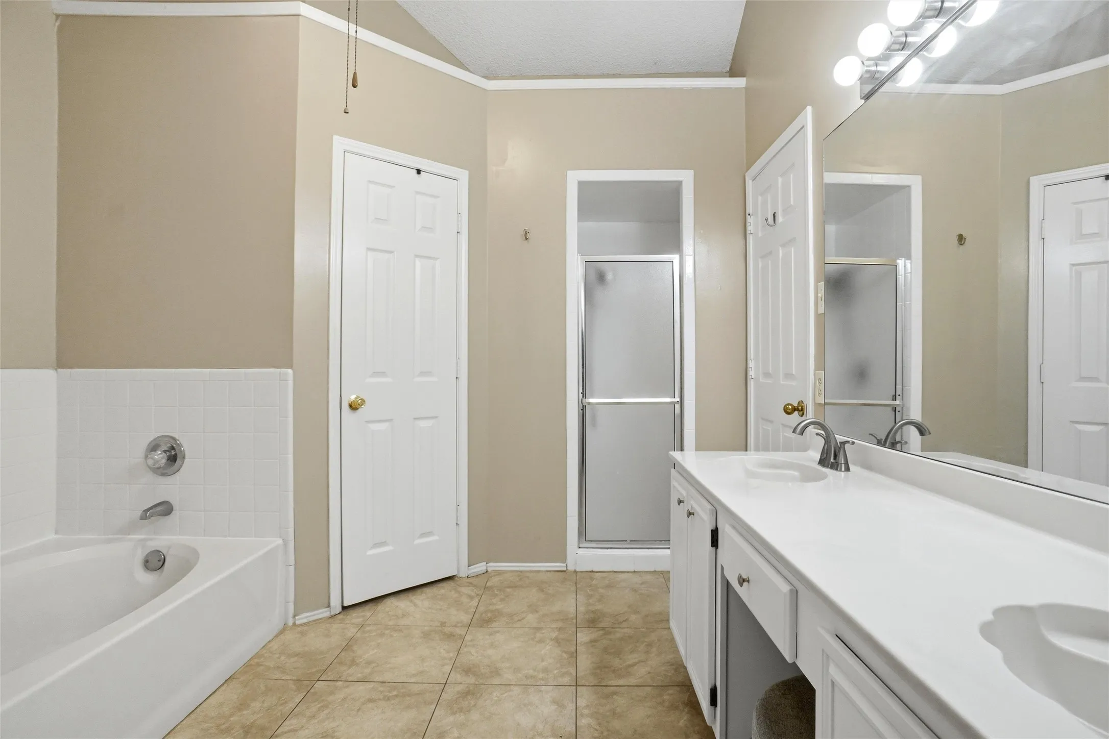 Single Family Residence For Sale in Tarrant County , 7108 Summerset Drive, Benbrook, Texas 76126, 3 Bedroom, 2 Bathroom, 2 Garage spaces, 1,685 Sqft, built in 1990, mls#21351325, Real Estate Agent in Benbrook, Homes For Sale in Tarrant county, Homes For Sale in Benbrook, Realtor in Benbrook Texas, Real Estate Brokerage Independent Realty Texas, Luminita Cordes Realtor
