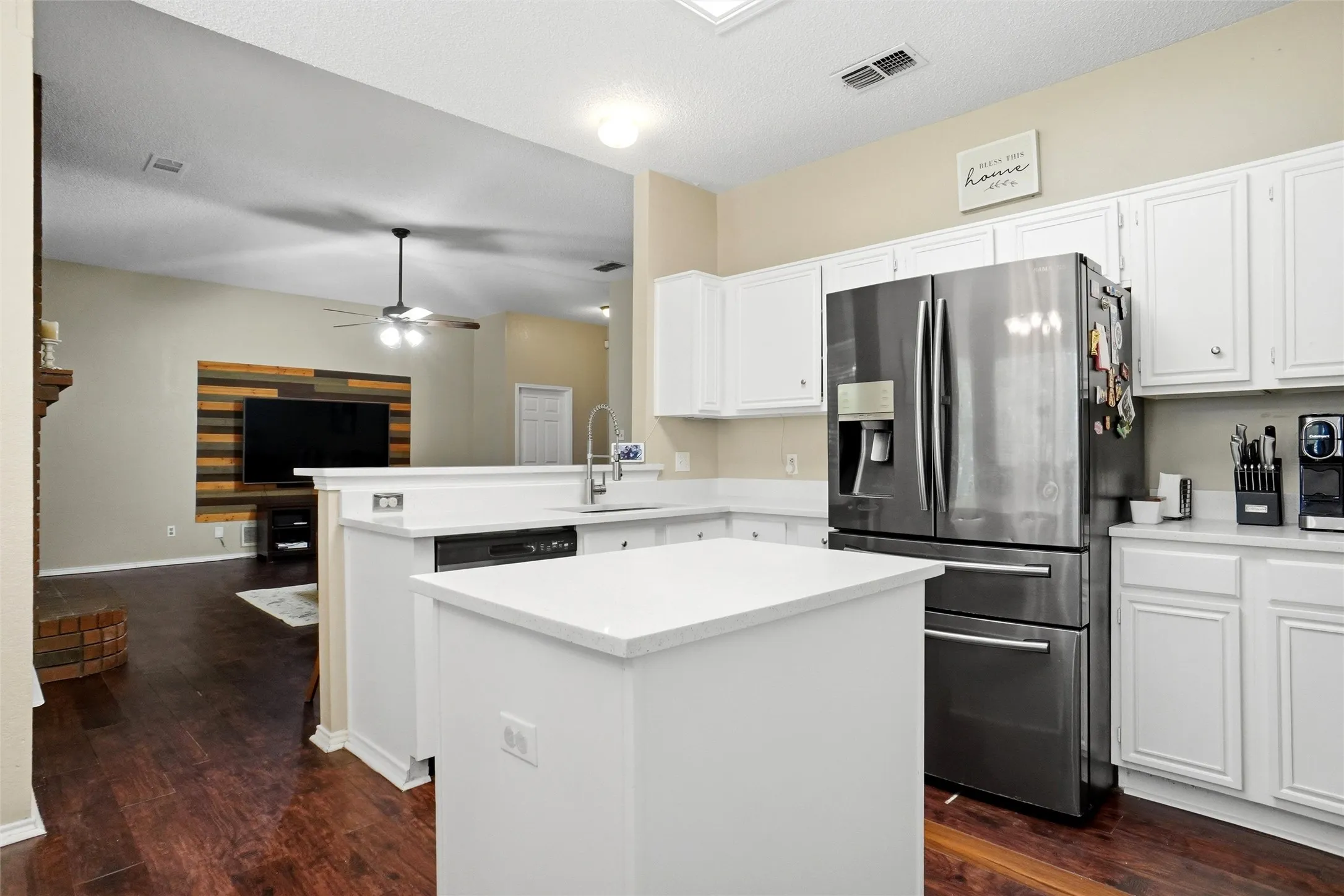 Single Family Residence For Sale in Tarrant County , 7108 Summerset Drive, Benbrook, Texas 76126, 3 Bedroom, 2 Bathroom, 2 Garage spaces, 1,685 Sqft, built in 1990, mls#21351325, Real Estate Agent in Benbrook, Homes For Sale in Tarrant county, Homes For Sale in Benbrook, Realtor in Benbrook Texas, Real Estate Brokerage Independent Realty Texas, Luminita Cordes Realtor