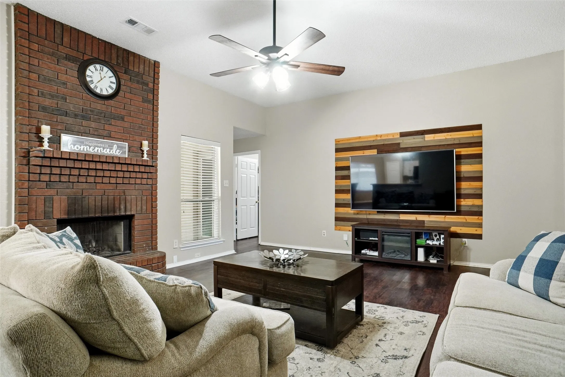 Single Family Residence For Sale in Tarrant County , 7108 Summerset Drive, Benbrook, Texas 76126, 3 Bedroom, 2 Bathroom, 2 Garage spaces, 1,685 Sqft, built in 1990, mls#21351325, Real Estate Agent in Benbrook, Homes For Sale in Tarrant county, Homes For Sale in Benbrook, Realtor in Benbrook Texas, Real Estate Brokerage Independent Realty Texas, Luminita Cordes Realtor