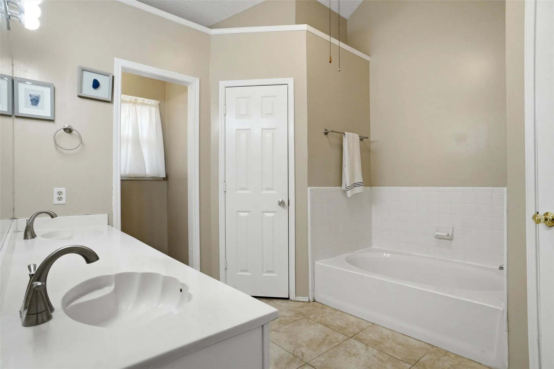 Single Family Residence For Sale in Tarrant County , 7108 Summerset Drive, Benbrook, Texas 76126, 3 Bedroom, 2 Bathroom, 2 Garage spaces, 1,685 Sqft, built in 1990, mls#21351325, Real Estate Agent in Benbrook, Homes For Sale in Tarrant county, Homes For Sale in Benbrook, Realtor in Benbrook Texas, Real Estate Brokerage Independent Realty Texas, Luminita Cordes Realtor