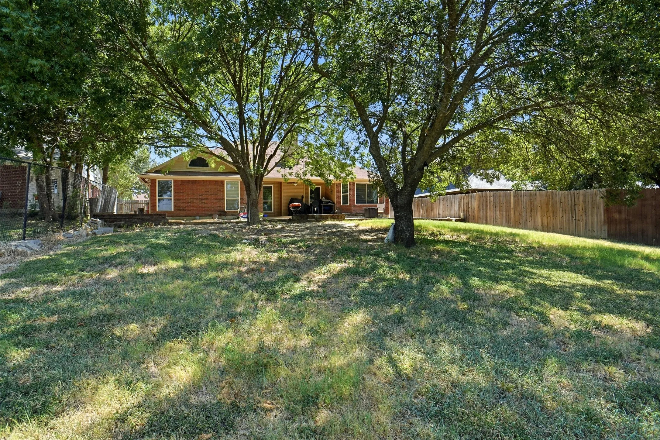 Single Family Residence For Sale in Tarrant County , 7108 Summerset Drive, Benbrook, Texas 76126, 3 Bedroom, 2 Bathroom, 2 Garage spaces, 1,685 Sqft, built in 1990, mls#21351325, Real Estate Agent in Benbrook, Homes For Sale in Tarrant county, Homes For Sale in Benbrook, Realtor in Benbrook Texas, Real Estate Brokerage Independent Realty Texas, Luminita Cordes Realtor