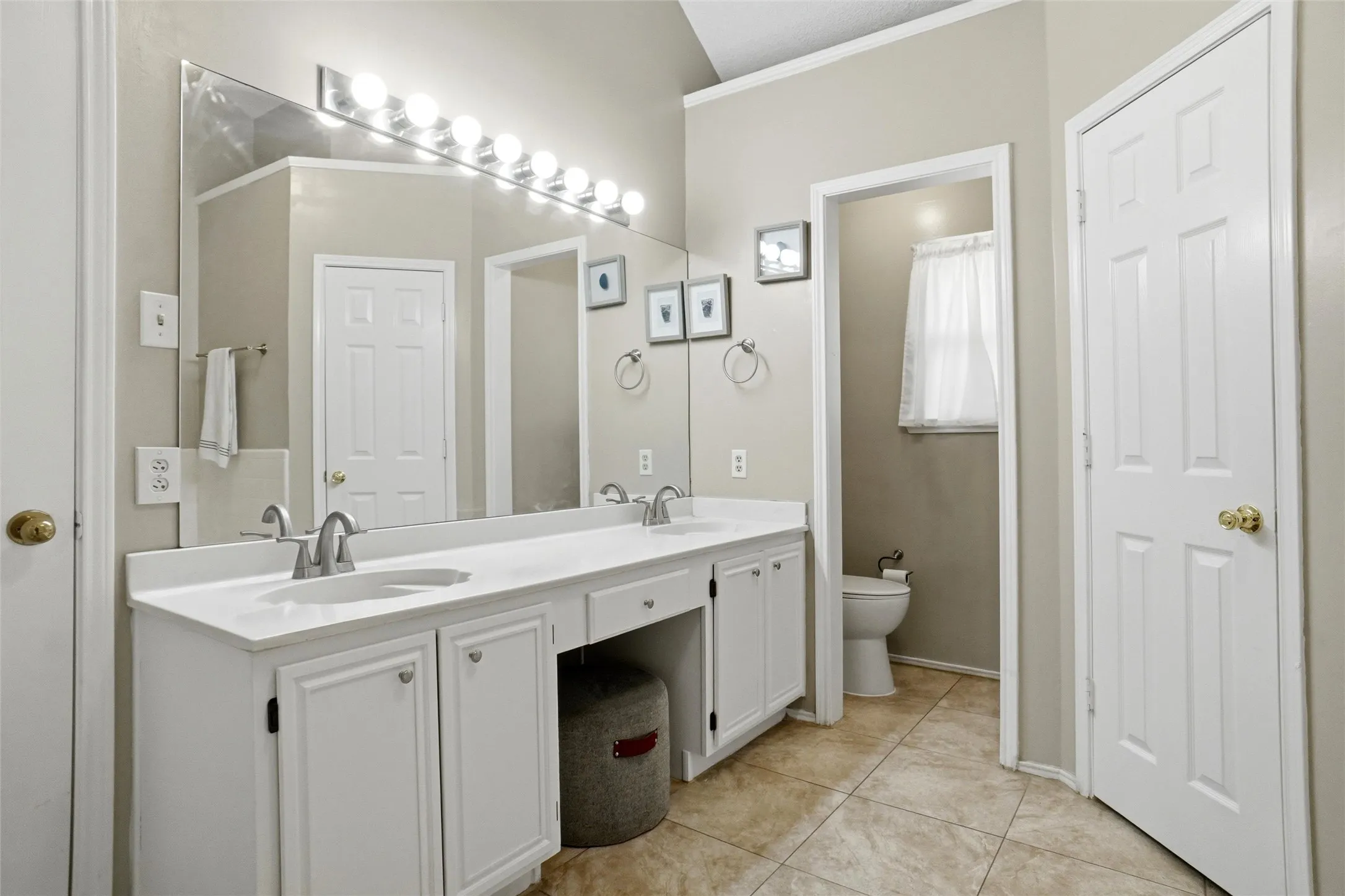 Single Family Residence For Sale in Tarrant County , 7108 Summerset Drive, Benbrook, Texas 76126, 3 Bedroom, 2 Bathroom, 2 Garage spaces, 1,685 Sqft, built in 1990, mls#21351325, Real Estate Agent in Benbrook, Homes For Sale in Tarrant county, Homes For Sale in Benbrook, Realtor in Benbrook Texas, Real Estate Brokerage Independent Realty Texas, Luminita Cordes Realtor