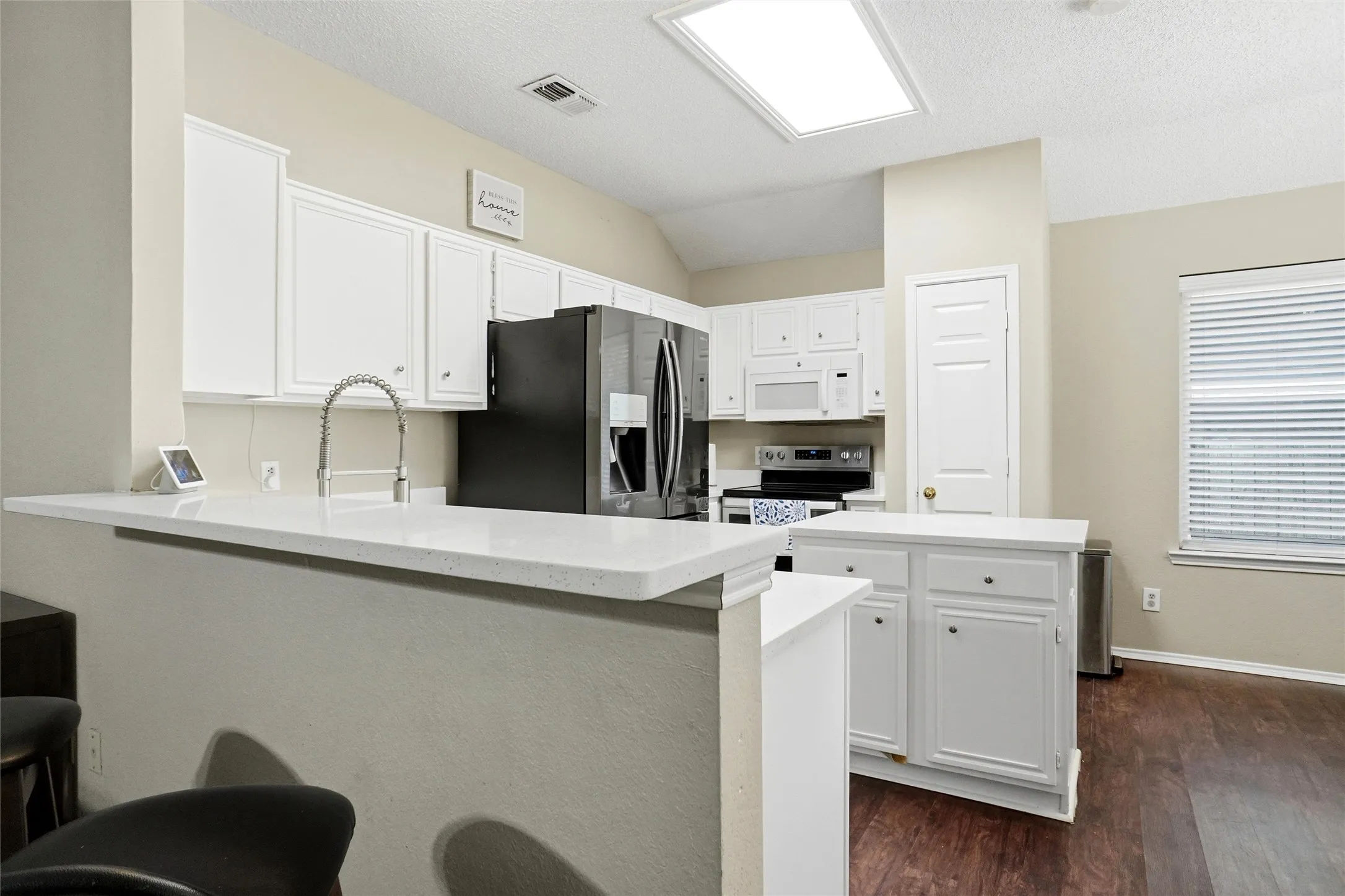 Single Family Residence For Sale in Tarrant County , 7108 Summerset Drive, Benbrook, Texas 76126, 3 Bedroom, 2 Bathroom, 2 Garage spaces, 1,685 Sqft, built in 1990, mls#21351325, Real Estate Agent in Benbrook, Homes For Sale in Tarrant county, Homes For Sale in Benbrook, Realtor in Benbrook Texas, Real Estate Brokerage Independent Realty Texas, Luminita Cordes Realtor