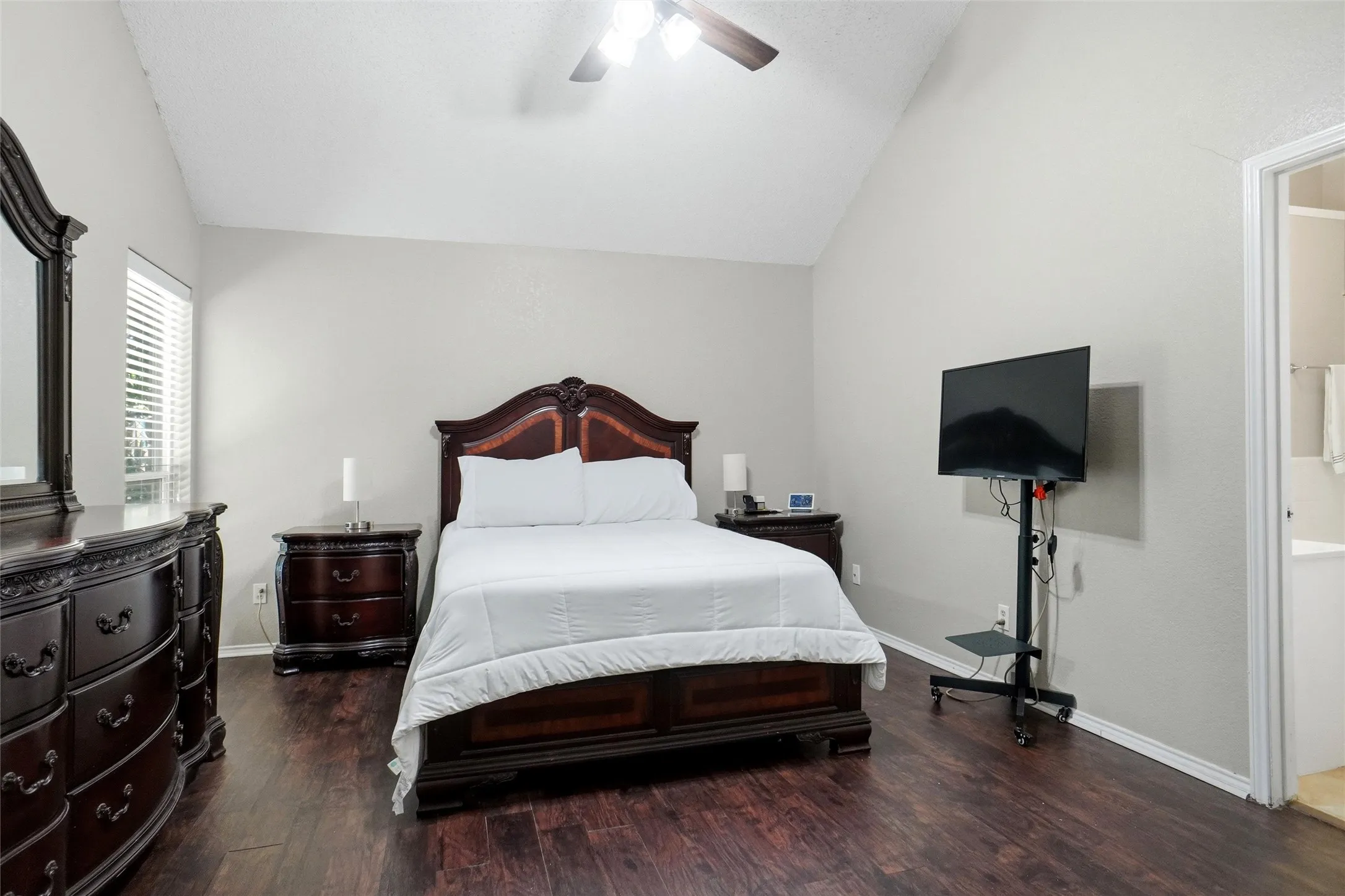 Single Family Residence For Sale in Tarrant County , 7108 Summerset Drive, Benbrook, Texas 76126, 3 Bedroom, 2 Bathroom, 2 Garage spaces, 1,685 Sqft, built in 1990, mls#21351325, Real Estate Agent in Benbrook, Homes For Sale in Tarrant county, Homes For Sale in Benbrook, Realtor in Benbrook Texas, Real Estate Brokerage Independent Realty Texas, Luminita Cordes Realtor