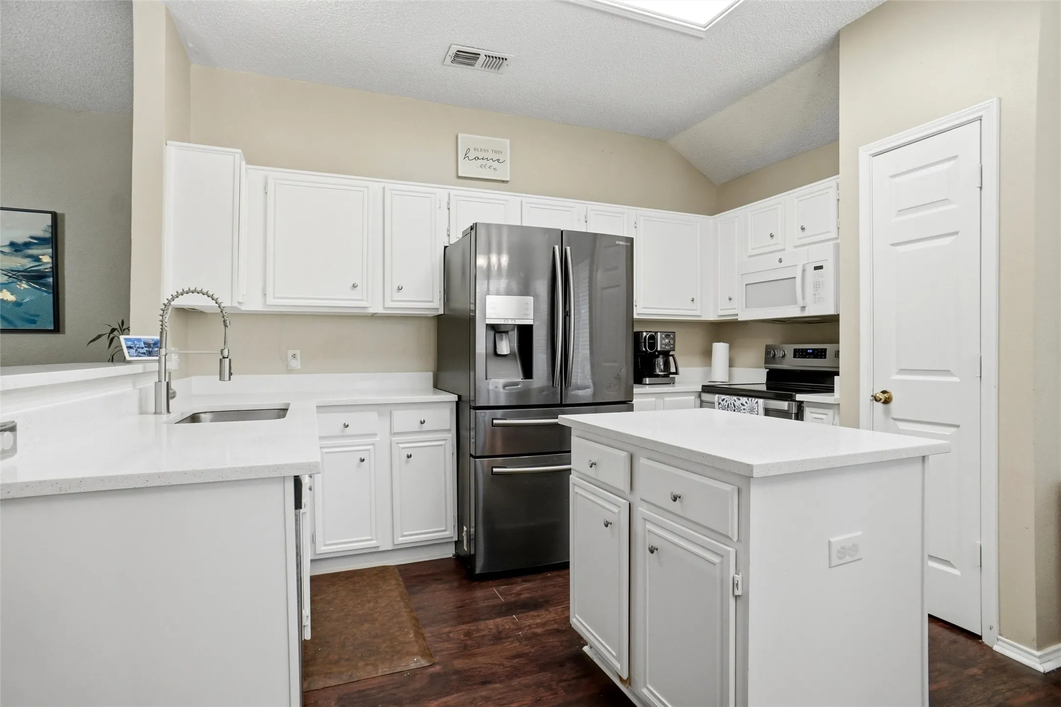 Single Family Residence For Sale in Tarrant County , 7108 Summerset Drive, Benbrook, Texas 76126, 3 Bedroom, 2 Bathroom, 2 Garage spaces, 1,685 Sqft, built in 1990, mls#21351325, Real Estate Agent in Benbrook, Homes For Sale in Tarrant county, Homes For Sale in Benbrook, Realtor in Benbrook Texas, Real Estate Brokerage Independent Realty Texas, Luminita Cordes Realtor