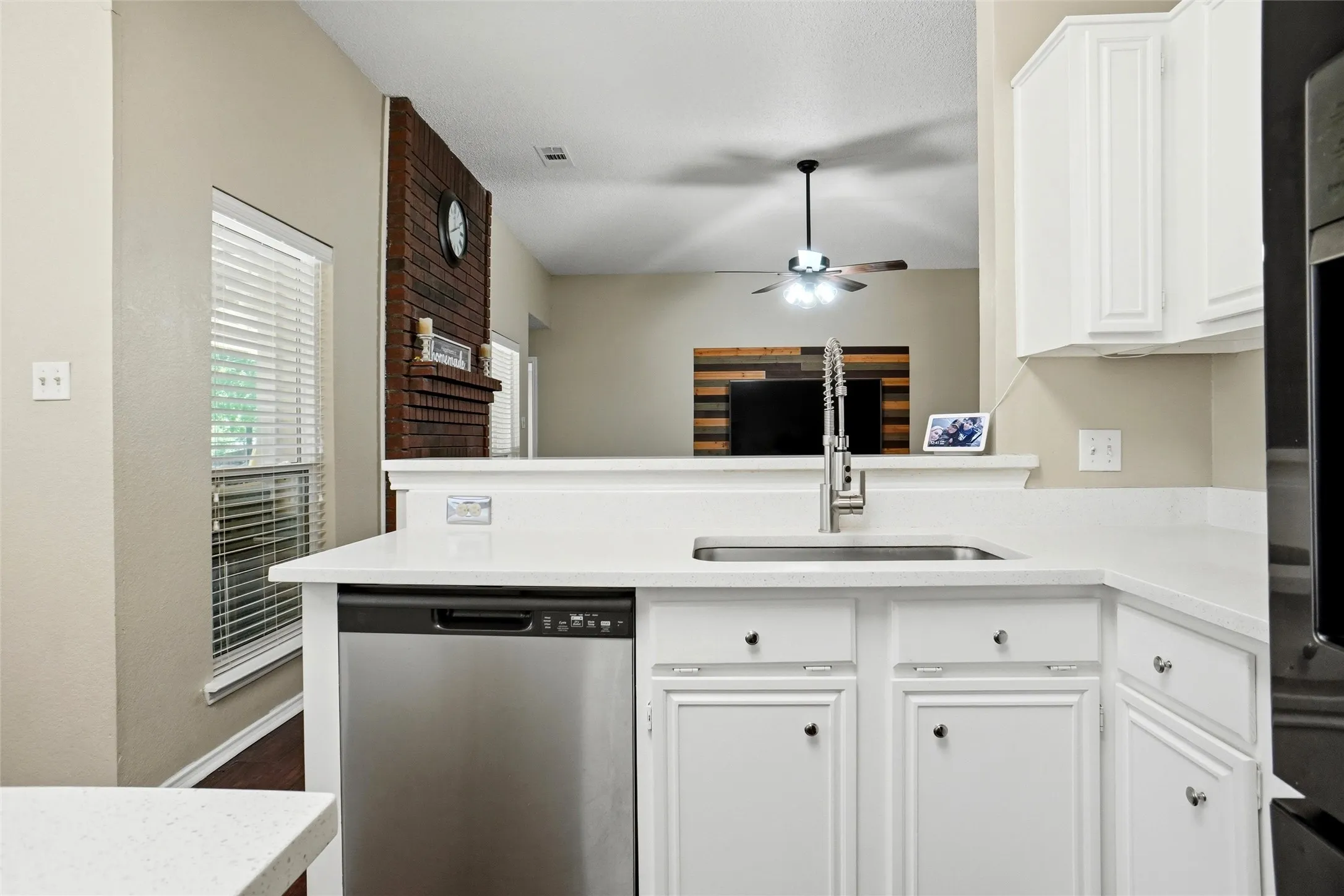 Single Family Residence For Sale in Tarrant County , 7108 Summerset Drive, Benbrook, Texas 76126, 3 Bedroom, 2 Bathroom, 2 Garage spaces, 1,685 Sqft, built in 1990, mls#21351325, Real Estate Agent in Benbrook, Homes For Sale in Tarrant county, Homes For Sale in Benbrook, Realtor in Benbrook Texas, Real Estate Brokerage Independent Realty Texas, Luminita Cordes Realtor