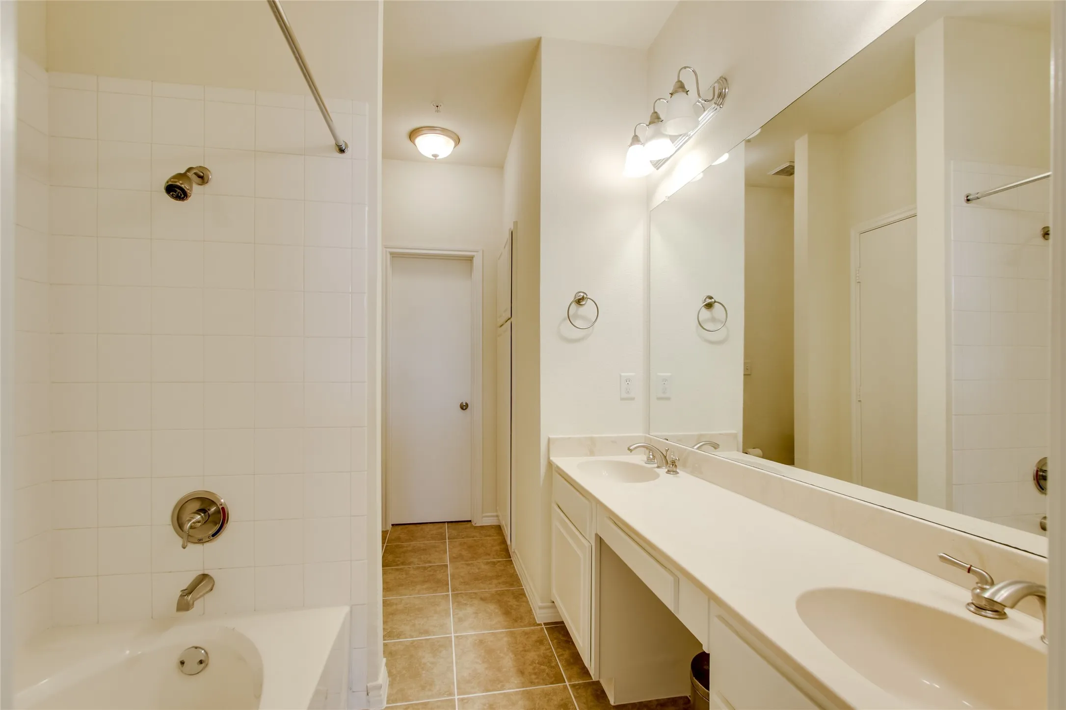 Townhouse For Rent in Dallas County , 1041 Colonial Drive, Coppell, Texas 75019, 3 Bedrooms, 3 Bathrooms, 2 Garage spaces, 1,582 Sqft, built in 2003, Price $2,600, mls#21351361, Real Estate Agent in Coppell, Homes For Rent in Dallas county, Homes For Rent in Coppell, Realtor in Coppell Texas, Real Estate Brokerage Independent Realty Texas, Luminita Cordes Realtor