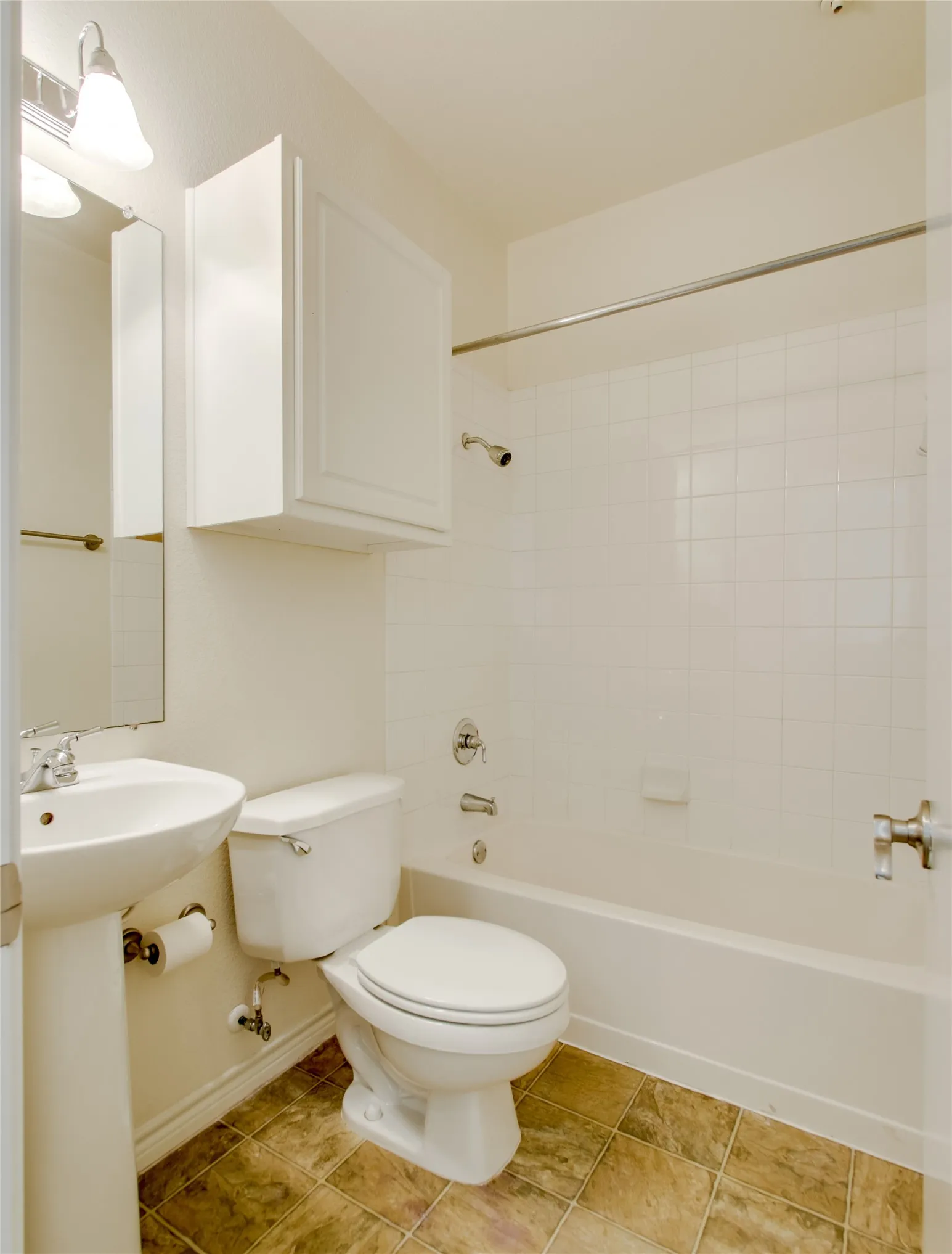 Townhouse For Rent in Dallas County , 1041 Colonial Drive, Coppell, Texas 75019, 3 Bedrooms, 3 Bathrooms, 2 Garage spaces, 1,582 Sqft, built in 2003, Price $2,600, mls#21351361, Real Estate Agent in Coppell, Homes For Rent in Dallas county, Homes For Rent in Coppell, Realtor in Coppell Texas, Real Estate Brokerage Independent Realty Texas, Luminita Cordes Realtor