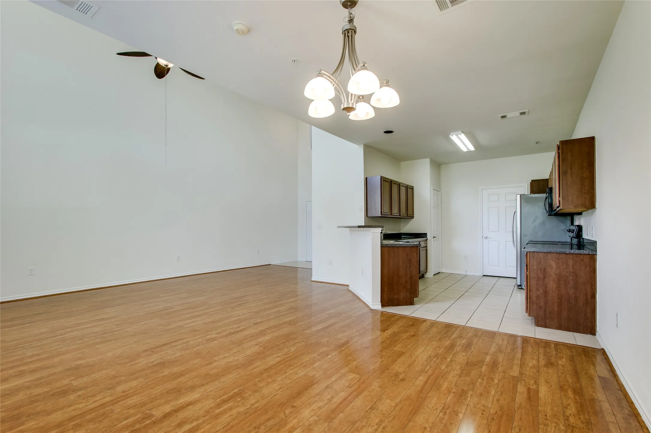 Townhouse For Rent in Dallas County , 1041 Colonial Drive, Coppell, Texas 75019, 3 Bedrooms, 3 Bathrooms, 2 Garage spaces, 1,582 Sqft, built in 2003, Price $2,600, mls#21351361, Real Estate Agent in Coppell, Homes For Rent in Dallas county, Homes For Rent in Coppell, Realtor in Coppell Texas, Real Estate Brokerage Independent Realty Texas, Luminita Cordes Realtor