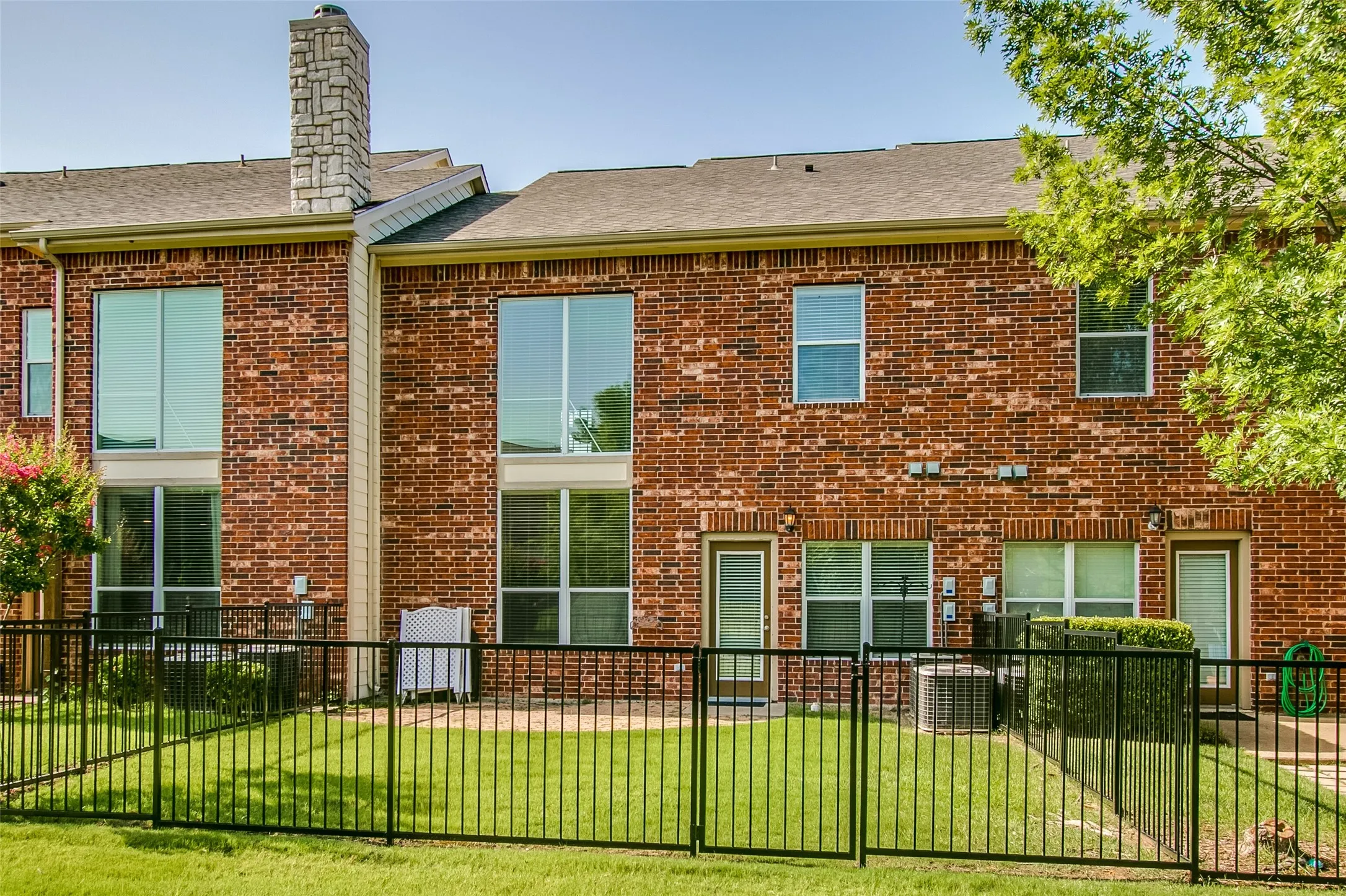 Townhouse For Rent in Dallas County , 1041 Colonial Drive, Coppell, Texas 75019, 3 Bedrooms, 3 Bathrooms, 2 Garage spaces, 1,582 Sqft, built in 2003, Price $2,600, mls#21351361, Real Estate Agent in Coppell, Homes For Rent in Dallas county, Homes For Rent in Coppell, Realtor in Coppell Texas, Real Estate Brokerage Independent Realty Texas, Luminita Cordes Realtor