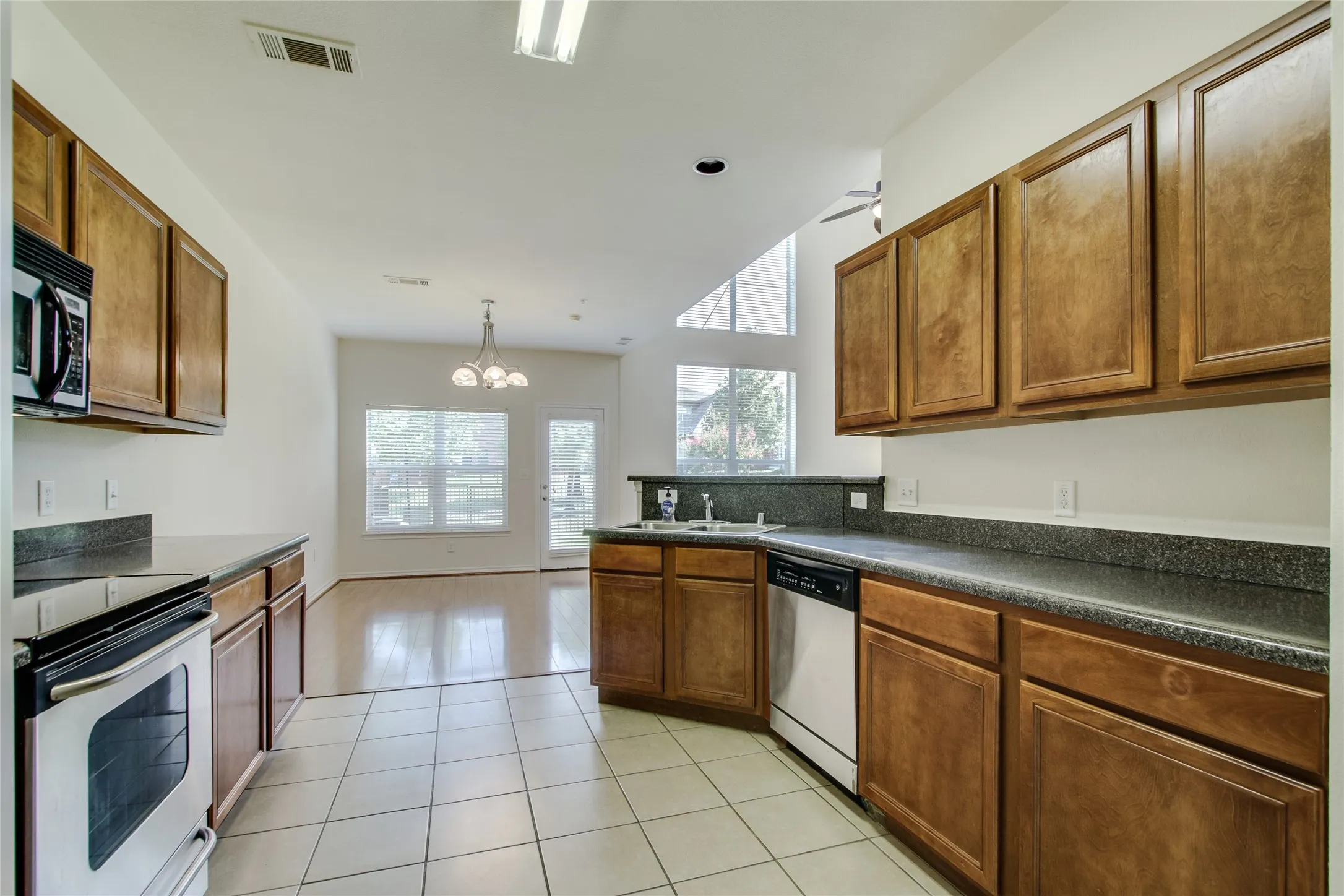 Townhouse For Rent in Dallas County , 1041 Colonial Drive, Coppell, Texas 75019, 3 Bedrooms, 3 Bathrooms, 2 Garage spaces, 1,582 Sqft, built in 2003, Price $2,600, mls#21351361, Real Estate Agent in Coppell, Homes For Rent in Dallas county, Homes For Rent in Coppell, Realtor in Coppell Texas, Real Estate Brokerage Independent Realty Texas, Luminita Cordes Realtor