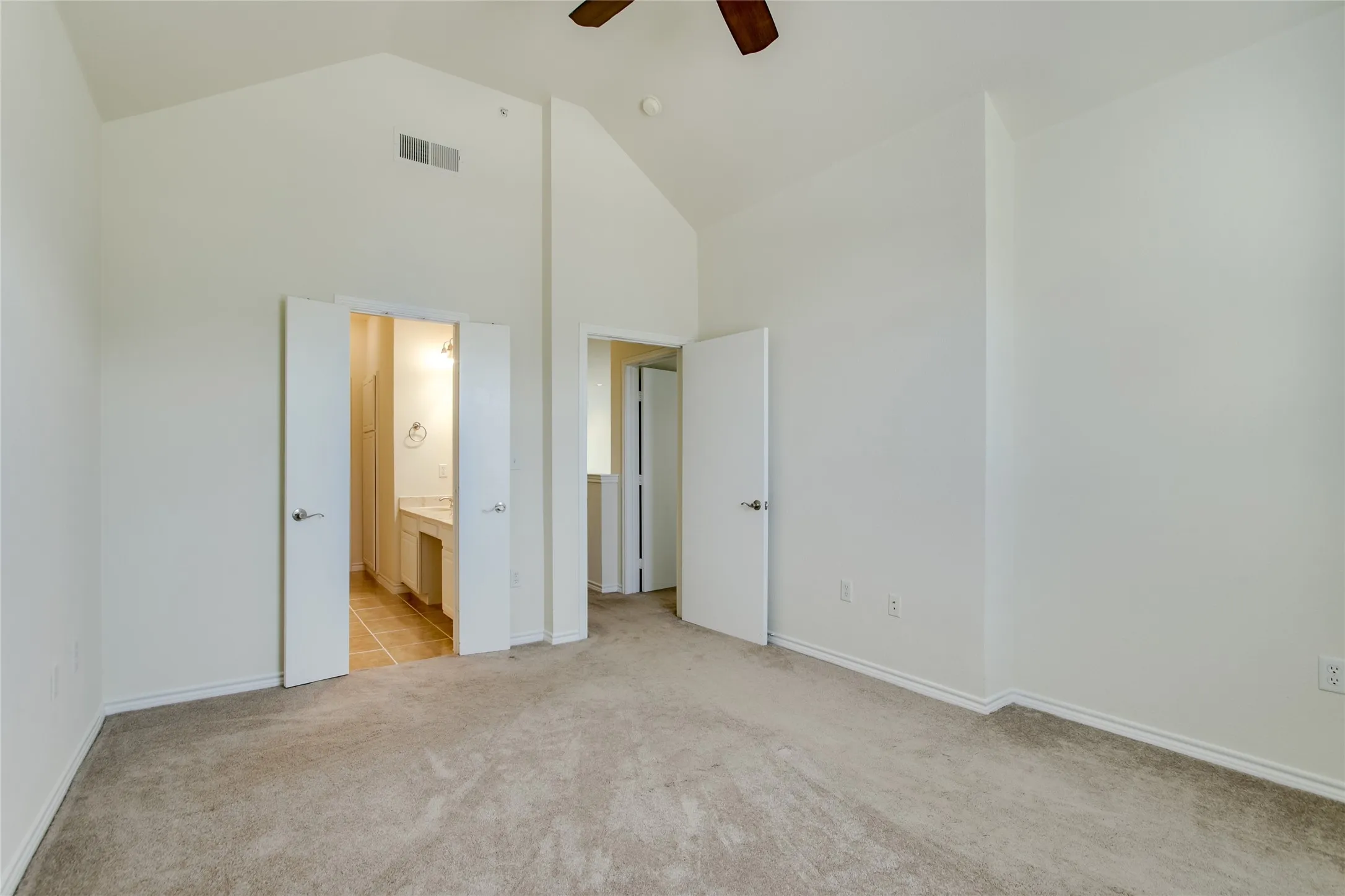 Townhouse For Rent in Dallas County , 1041 Colonial Drive, Coppell, Texas 75019, 3 Bedrooms, 3 Bathrooms, 2 Garage spaces, 1,582 Sqft, built in 2003, Price $2,600, mls#21351361, Real Estate Agent in Coppell, Homes For Rent in Dallas county, Homes For Rent in Coppell, Realtor in Coppell Texas, Real Estate Brokerage Independent Realty Texas, Luminita Cordes Realtor