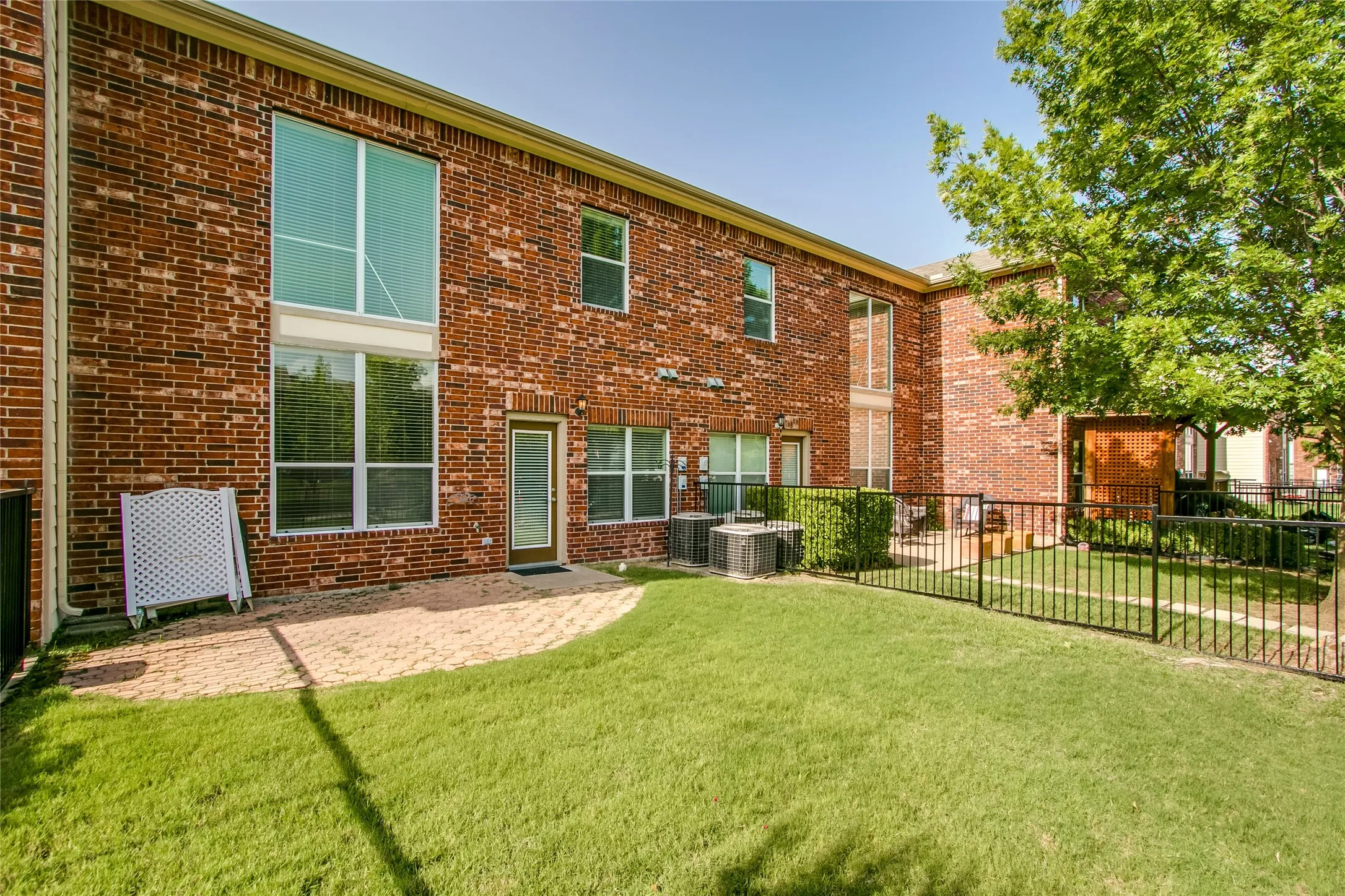 Townhouse For Rent in Dallas County , 1041 Colonial Drive, Coppell, Texas 75019, 3 Bedrooms, 3 Bathrooms, 2 Garage spaces, 1,582 Sqft, built in 2003, Price $2,600, mls#21351361, Real Estate Agent in Coppell, Homes For Rent in Dallas county, Homes For Rent in Coppell, Realtor in Coppell Texas, Real Estate Brokerage Independent Realty Texas, Luminita Cordes Realtor