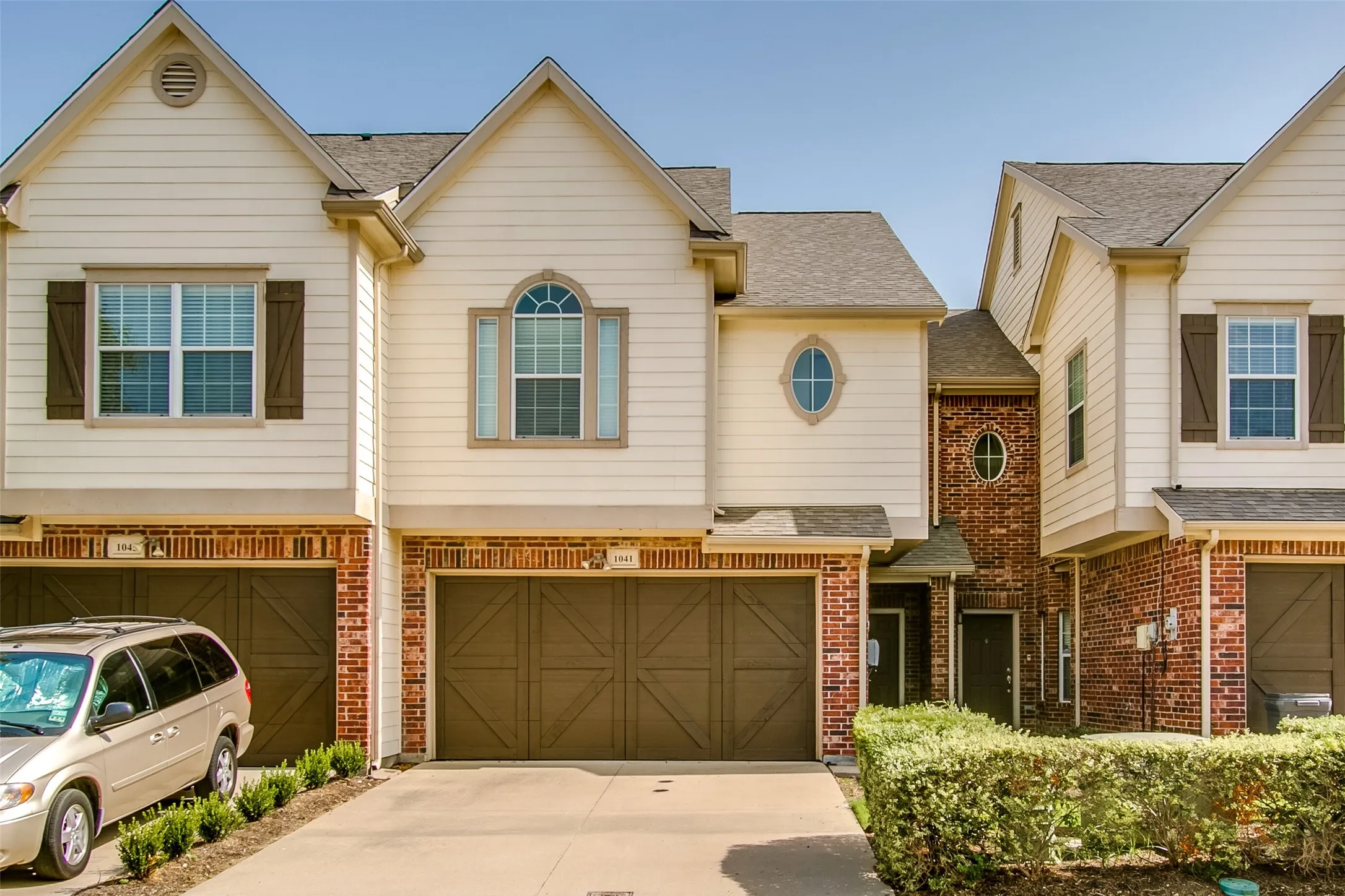 Townhouse For Rent in Dallas County , 1041 Colonial Drive, Coppell, Texas 75019, 3 Bedrooms, 3 Bathrooms, 2 Garage spaces, 1,582 Sqft, built in 2003, Price $2,600, mls#21351361, Real Estate Agent in Coppell, Homes For Rent in Dallas county, Homes For Rent in Coppell, Realtor in Coppell Texas, Real Estate Brokerage Independent Realty Texas, Luminita Cordes Realtor