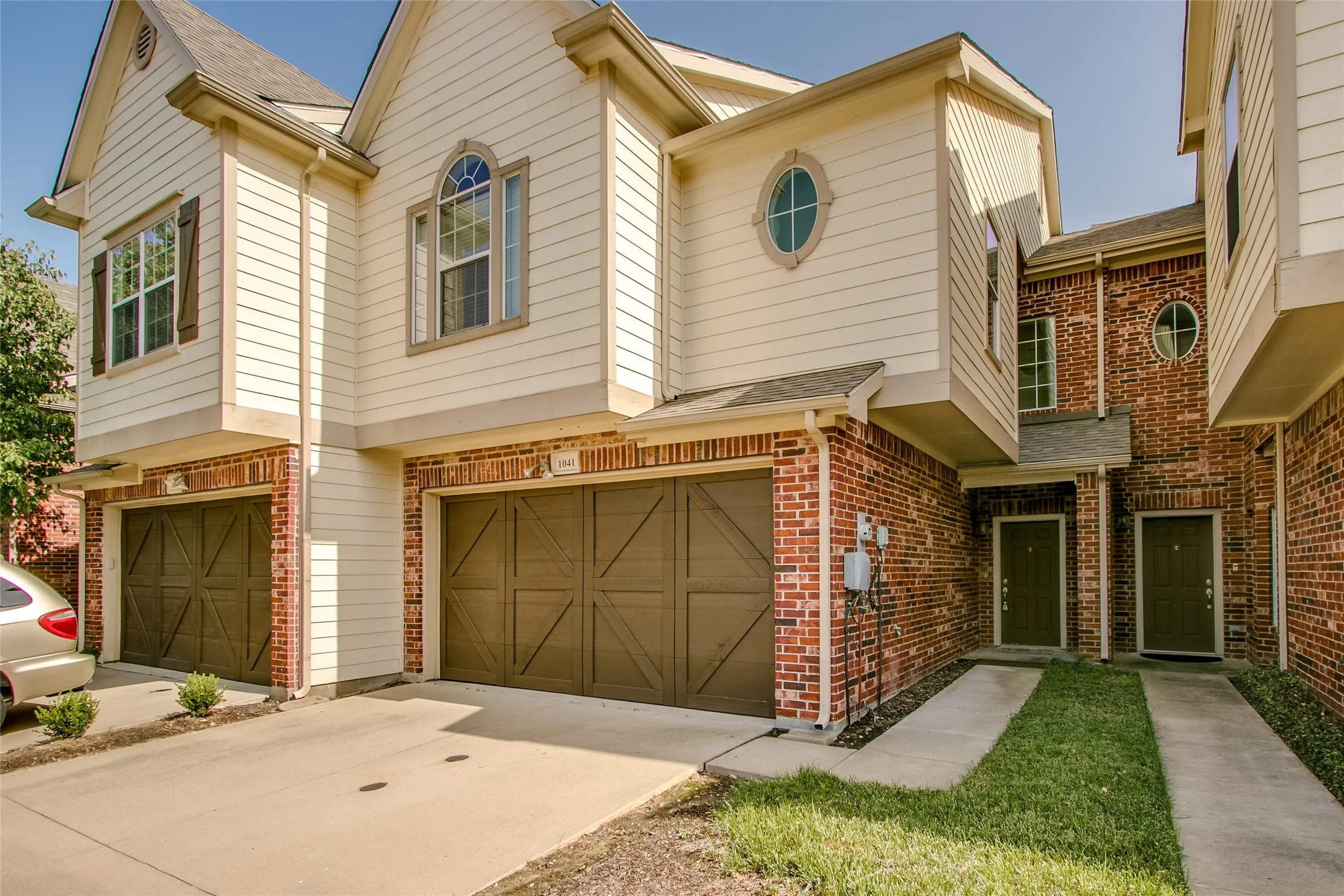 Townhouse For Rent in Dallas County , 1041 Colonial Drive, Coppell, Texas 75019, 3 Bedrooms, 3 Bathrooms, 2 Garage spaces, 1,582 Sqft, built in 2003, Price $2,600, mls#21351361, Real Estate Agent in Coppell, Homes For Rent in Dallas county, Homes For Rent in Coppell, Realtor in Coppell Texas, Real Estate Brokerage Independent Realty Texas, Luminita Cordes Realtor