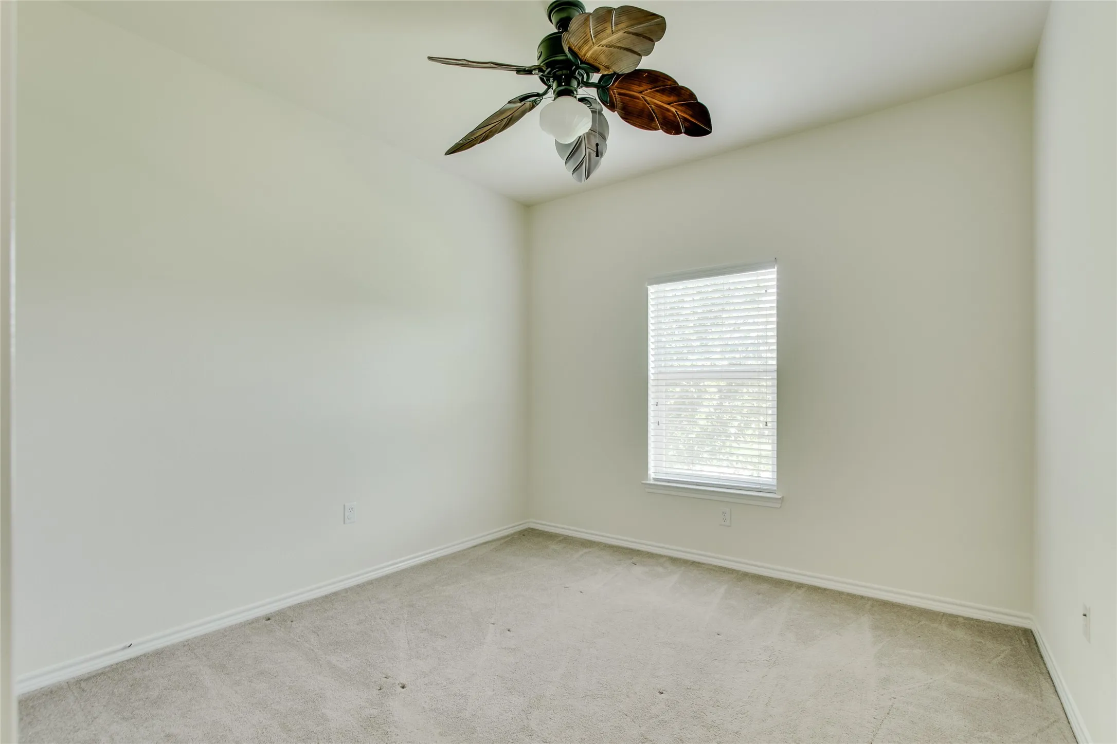 Townhouse For Rent in Dallas County , 1041 Colonial Drive, Coppell, Texas 75019, 3 Bedrooms, 3 Bathrooms, 2 Garage spaces, 1,582 Sqft, built in 2003, Price $2,600, mls#21351361, Real Estate Agent in Coppell, Homes For Rent in Dallas county, Homes For Rent in Coppell, Realtor in Coppell Texas, Real Estate Brokerage Independent Realty Texas, Luminita Cordes Realtor