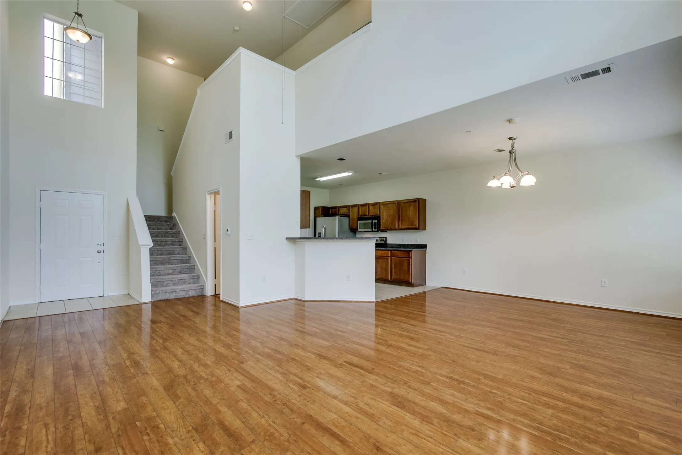 Townhouse For Rent in Dallas County , 1041 Colonial Drive, Coppell, Texas 75019, 3 Bedrooms, 3 Bathrooms, 2 Garage spaces, 1,582 Sqft, built in 2003, Price $2,600, mls#21351361, Real Estate Agent in Coppell, Homes For Rent in Dallas county, Homes For Rent in Coppell, Realtor in Coppell Texas, Real Estate Brokerage Independent Realty Texas, Luminita Cordes Realtor