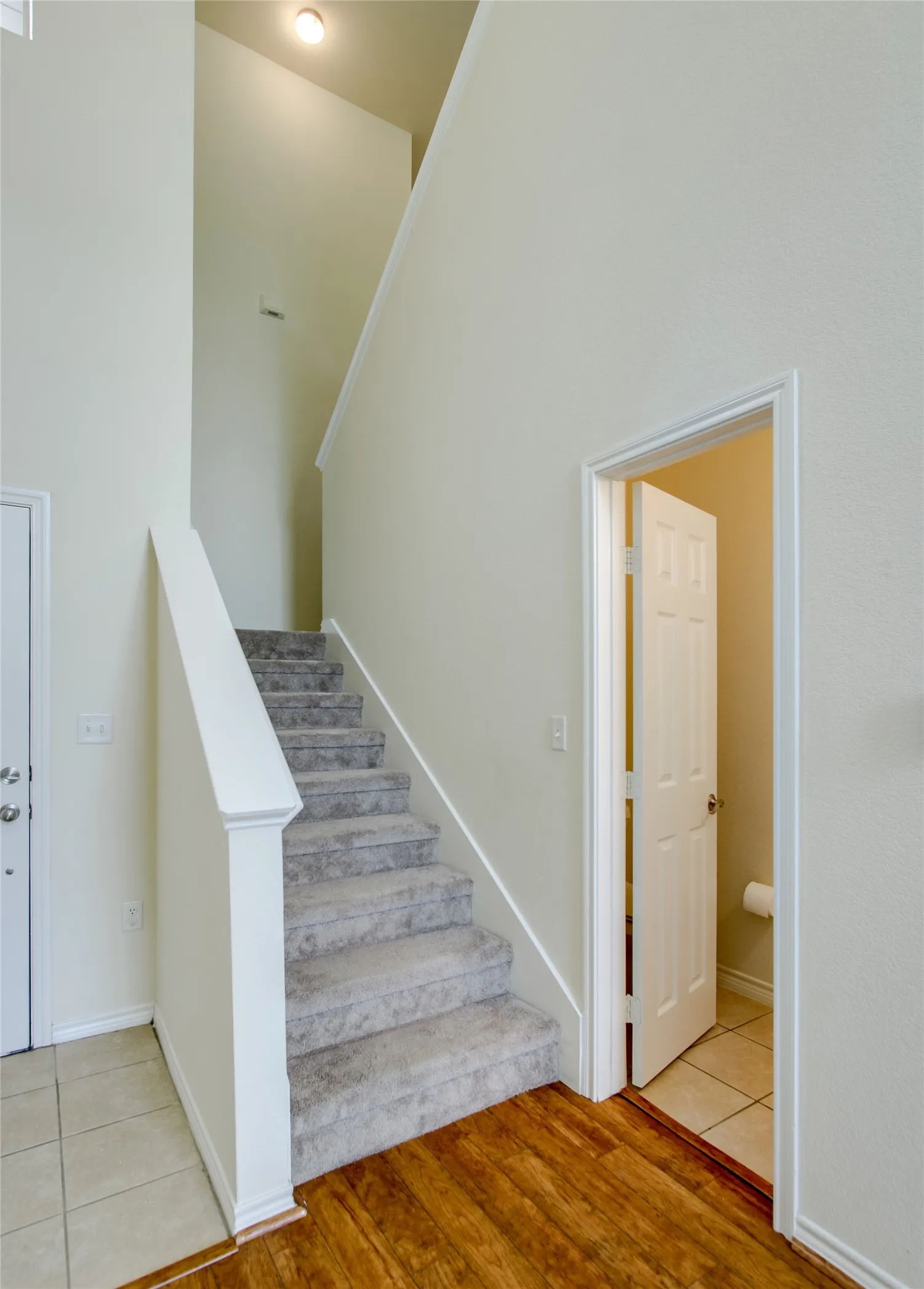 Townhouse For Rent in Dallas County , 1041 Colonial Drive, Coppell, Texas 75019, 3 Bedrooms, 3 Bathrooms, 2 Garage spaces, 1,582 Sqft, built in 2003, Price $2,600, mls#21351361, Real Estate Agent in Coppell, Homes For Rent in Dallas county, Homes For Rent in Coppell, Realtor in Coppell Texas, Real Estate Brokerage Independent Realty Texas, Luminita Cordes Realtor