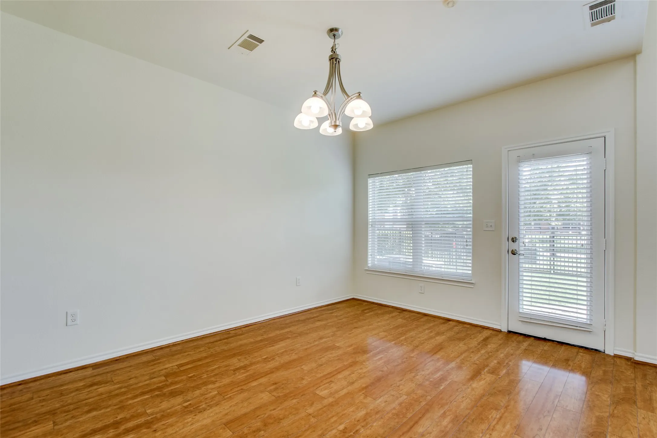 Townhouse For Rent in Dallas County , 1041 Colonial Drive, Coppell, Texas 75019, 3 Bedrooms, 3 Bathrooms, 2 Garage spaces, 1,582 Sqft, built in 2003, Price $2,600, mls#21351361, Real Estate Agent in Coppell, Homes For Rent in Dallas county, Homes For Rent in Coppell, Realtor in Coppell Texas, Real Estate Brokerage Independent Realty Texas, Luminita Cordes Realtor
