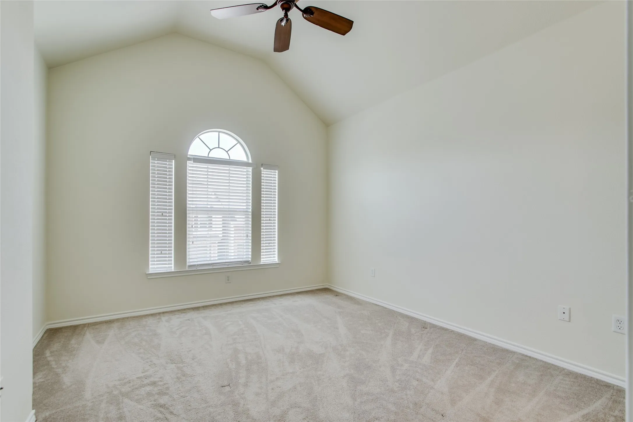 Townhouse For Rent in Dallas County , 1041 Colonial Drive, Coppell, Texas 75019, 3 Bedrooms, 3 Bathrooms, 2 Garage spaces, 1,582 Sqft, built in 2003, Price $2,600, mls#21351361, Real Estate Agent in Coppell, Homes For Rent in Dallas county, Homes For Rent in Coppell, Realtor in Coppell Texas, Real Estate Brokerage Independent Realty Texas, Luminita Cordes Realtor