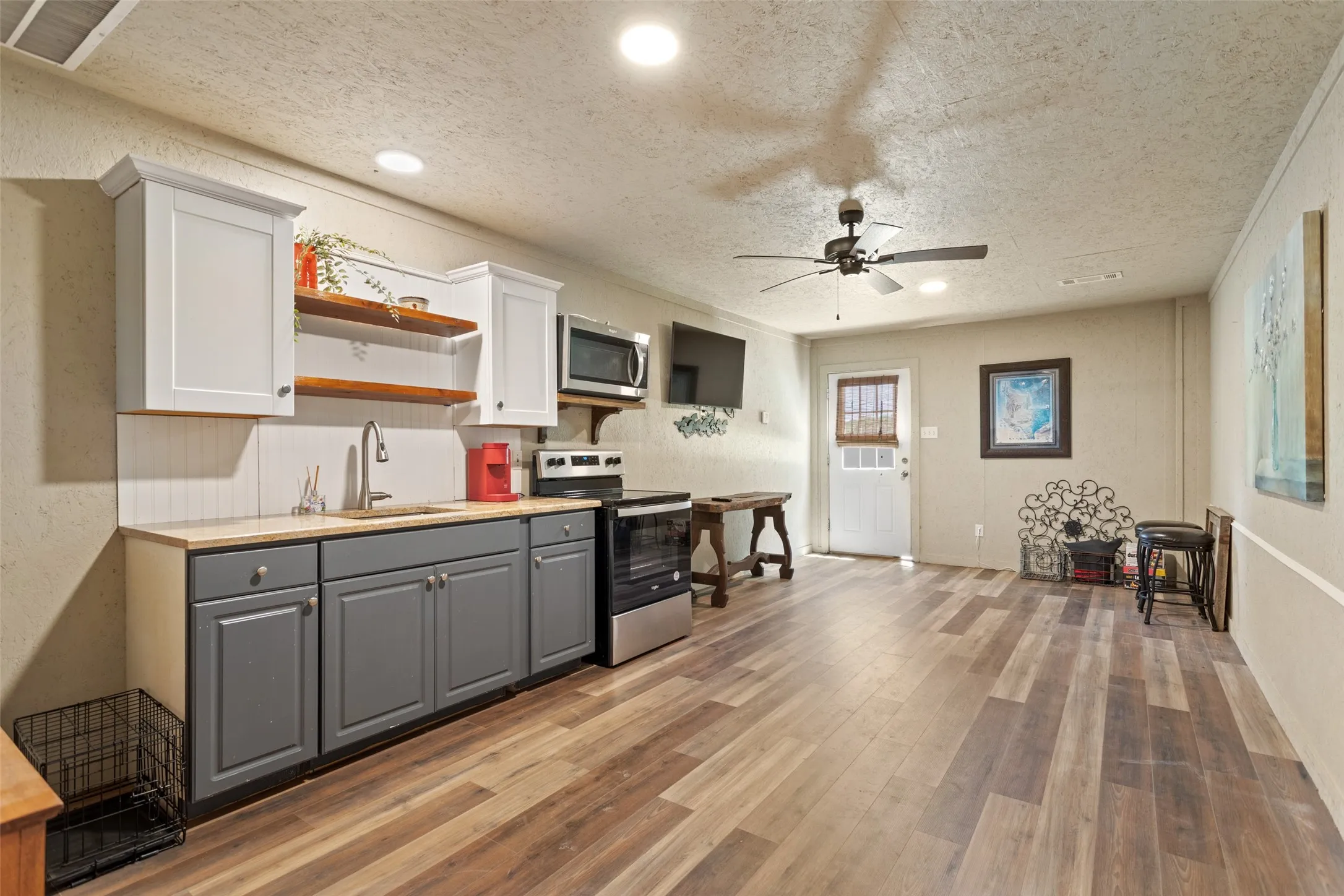 KITCHEN/LIVING/DINING APARTMENT