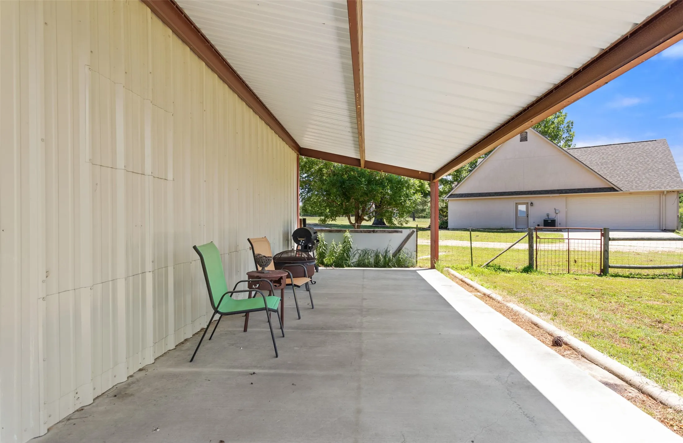 APARTMENT COVERED PATIO