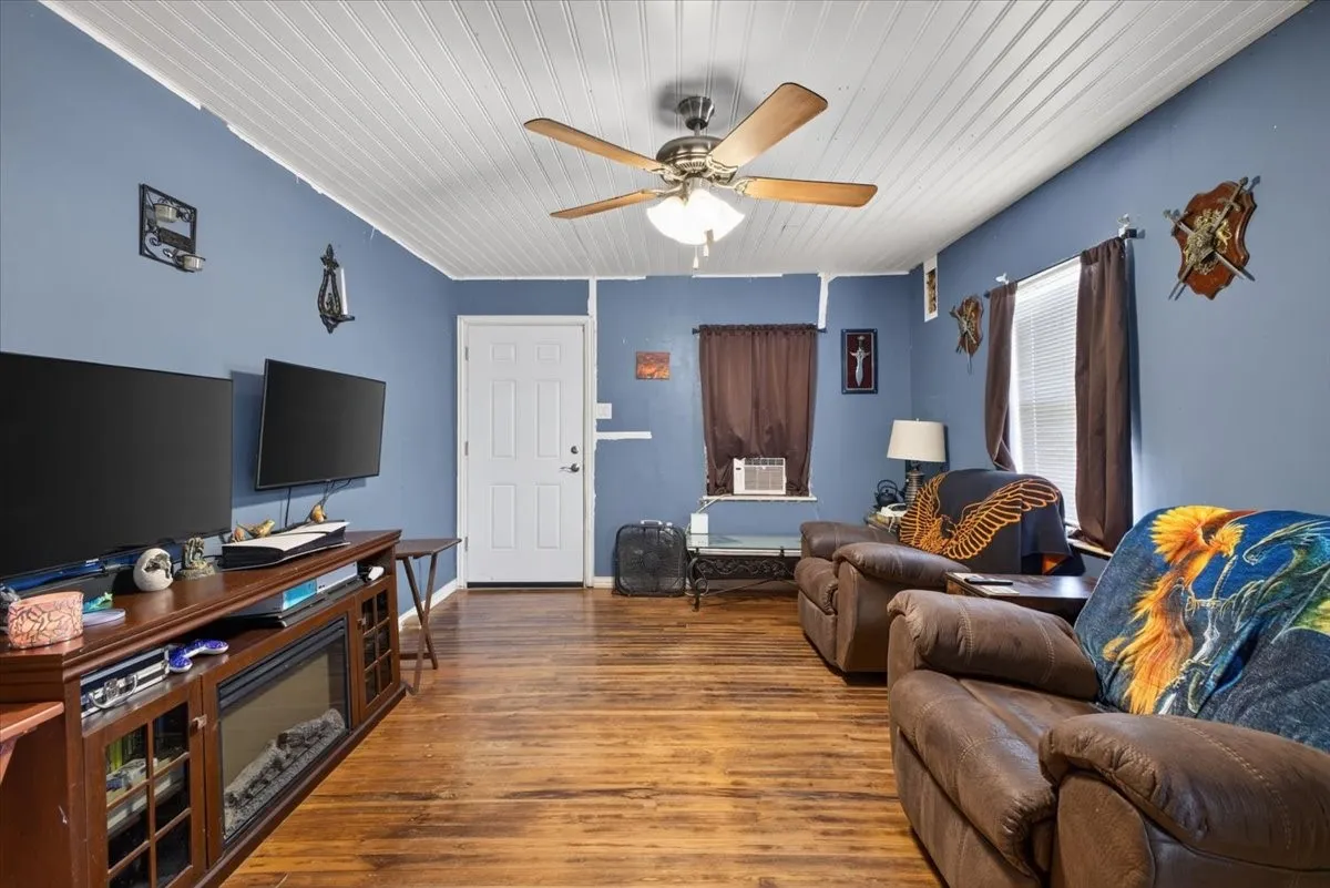 Single Family Residence For Sale in Collin County , 5976 Fm 1827, Mc Kinney, Texas 75071, 3 Bedroom, 1 Bathroom, Garage spaces, 1,078 Sqft, built in 1970, mls#21350900, Real Estate Agent in Mc Kinney, Homes For Sale in Collin county, Homes For Sale in Mc Kinney, Realtor in Mc Kinney Texas, Real Estate Brokerage Independent Realty Texas, Luminita Cordes Realtor