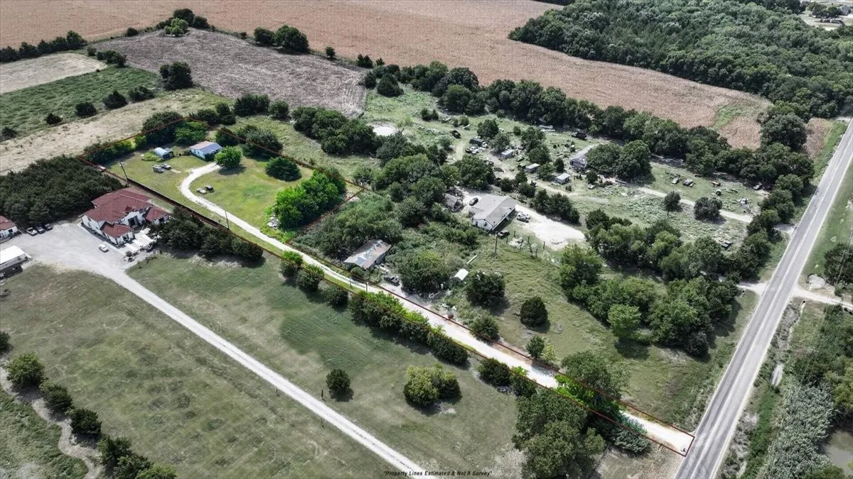 Single Family Residence For Sale in Collin County , 5976 Fm 1827, Mc Kinney, Texas 75071, 3 Bedroom, 1 Bathroom, Garage spaces, 1,078 Sqft, built in 1970, mls#21350900, Real Estate Agent in Mc Kinney, Homes For Sale in Collin county, Homes For Sale in Mc Kinney, Realtor in Mc Kinney Texas, Real Estate Brokerage Independent Realty Texas, Luminita Cordes Realtor