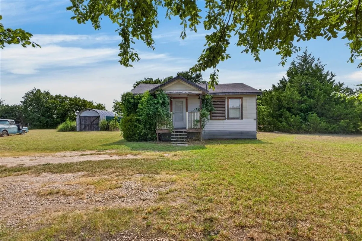 Single Family Residence For Sale in Collin County , 5976 Fm 1827, Mc Kinney, Texas 75071, 3 Bedroom, 1 Bathroom, Garage spaces, 1,078 Sqft, built in 1970, mls#21350900, Real Estate Agent in Mc Kinney, Homes For Sale in Collin county, Homes For Sale in Mc Kinney, Realtor in Mc Kinney Texas, Real Estate Brokerage Independent Realty Texas, Luminita Cordes Realtor