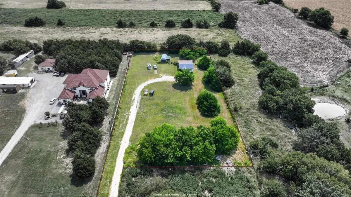 Single Family Residence For Sale in Collin County , 5976 Fm 1827, Mc Kinney, Texas 75071, 3 Bedroom, 1 Bathroom, Garage spaces, 1,078 Sqft, built in 1970, mls#21350900, Real Estate Agent in Mc Kinney, Homes For Sale in Collin county, Homes For Sale in Mc Kinney, Realtor in Mc Kinney Texas, Real Estate Brokerage Independent Realty Texas, Luminita Cordes Realtor