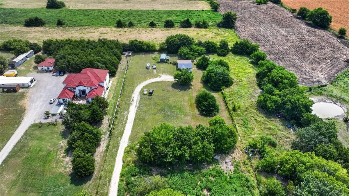 Single Family Residence For Sale in Collin County , 5976 Fm 1827, Mc Kinney, Texas 75071, 3 Bedroom, 1 Bathroom, Garage spaces, 1,078 Sqft, built in 1970, mls#21350900, Real Estate Agent in Mc Kinney, Homes For Sale in Collin county, Homes For Sale in Mc Kinney, Realtor in Mc Kinney Texas, Real Estate Brokerage Independent Realty Texas, Luminita Cordes Realtor