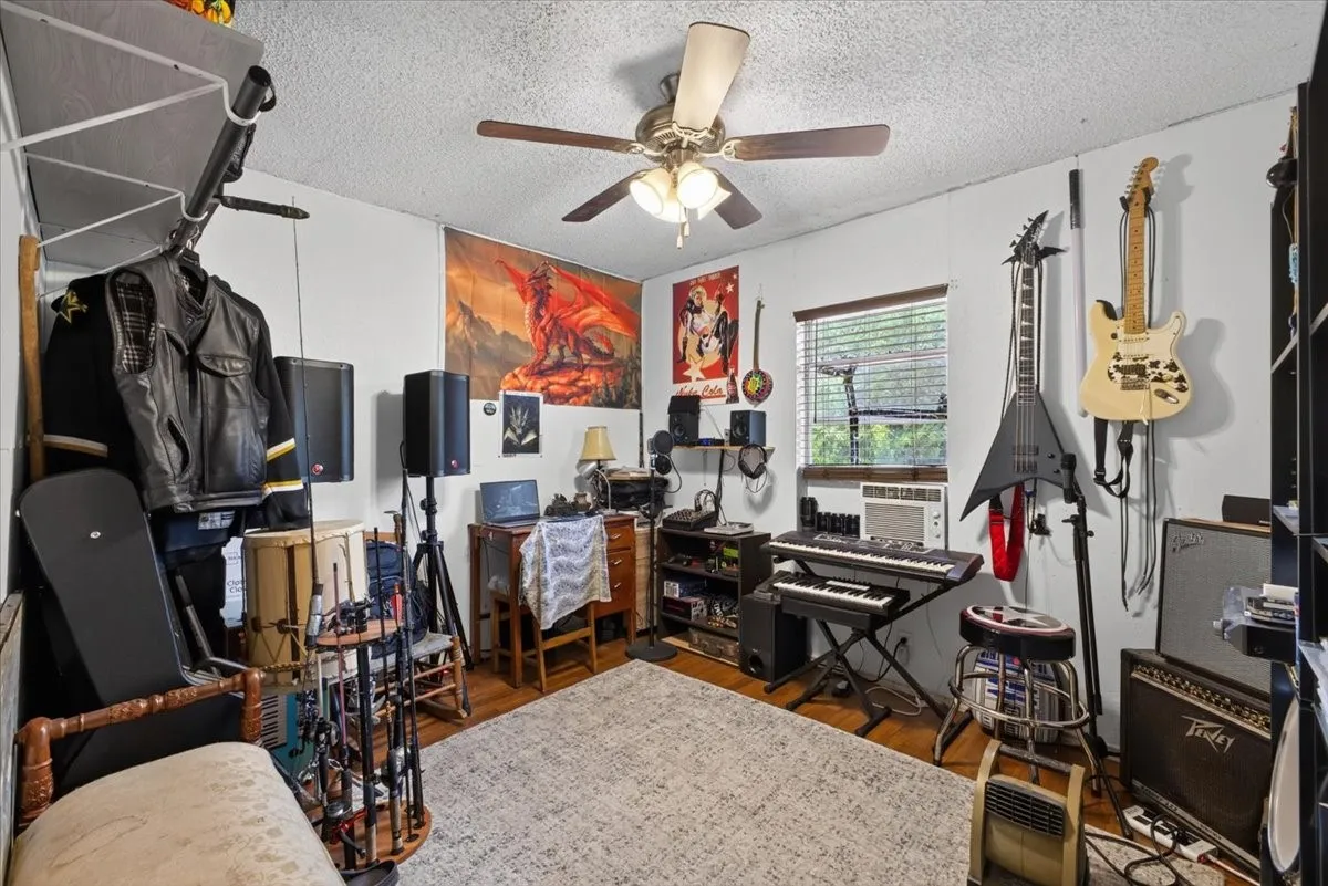 Single Family Residence For Sale in Collin County , 5976 Fm 1827, Mc Kinney, Texas 75071, 3 Bedroom, 1 Bathroom, Garage spaces, 1,078 Sqft, built in 1970, mls#21350900, Real Estate Agent in Mc Kinney, Homes For Sale in Collin county, Homes For Sale in Mc Kinney, Realtor in Mc Kinney Texas, Real Estate Brokerage Independent Realty Texas, Luminita Cordes Realtor