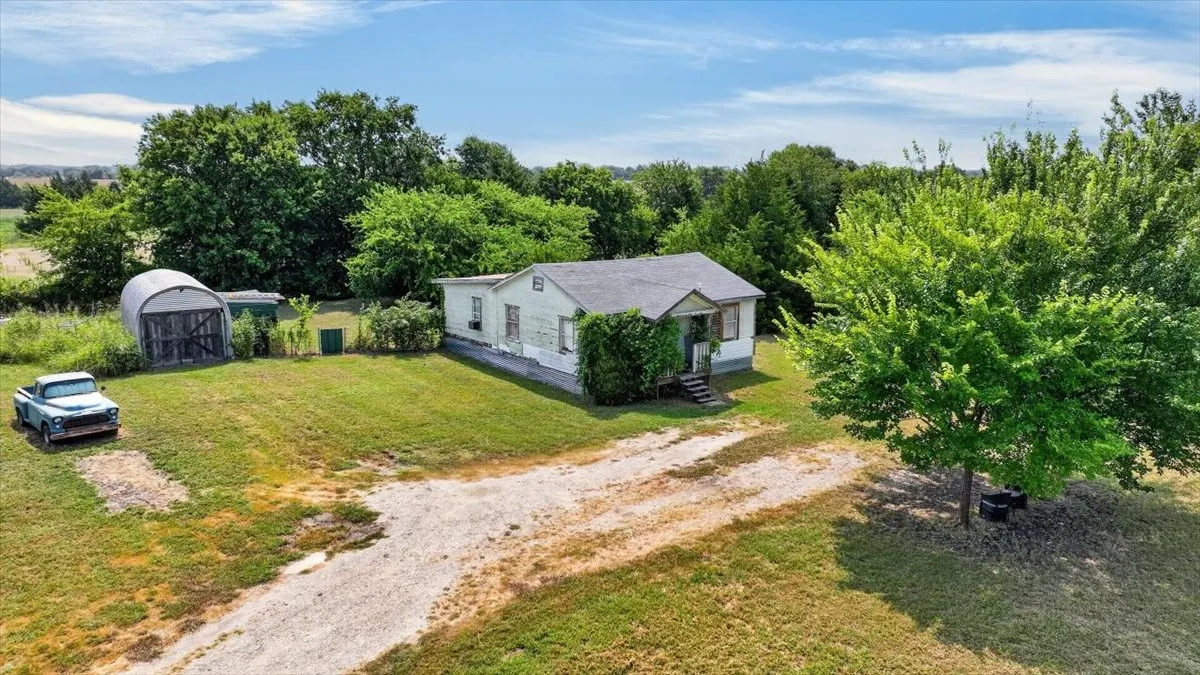 Single Family Residence For Sale in Collin County , 5976 Fm 1827, Mc Kinney, Texas 75071, 3 Bedroom, 1 Bathroom, Garage spaces, 1,078 Sqft, built in 1970, mls#21350900, Real Estate Agent in Mc Kinney, Homes For Sale in Collin county, Homes For Sale in Mc Kinney, Realtor in Mc Kinney Texas, Real Estate Brokerage Independent Realty Texas, Luminita Cordes Realtor