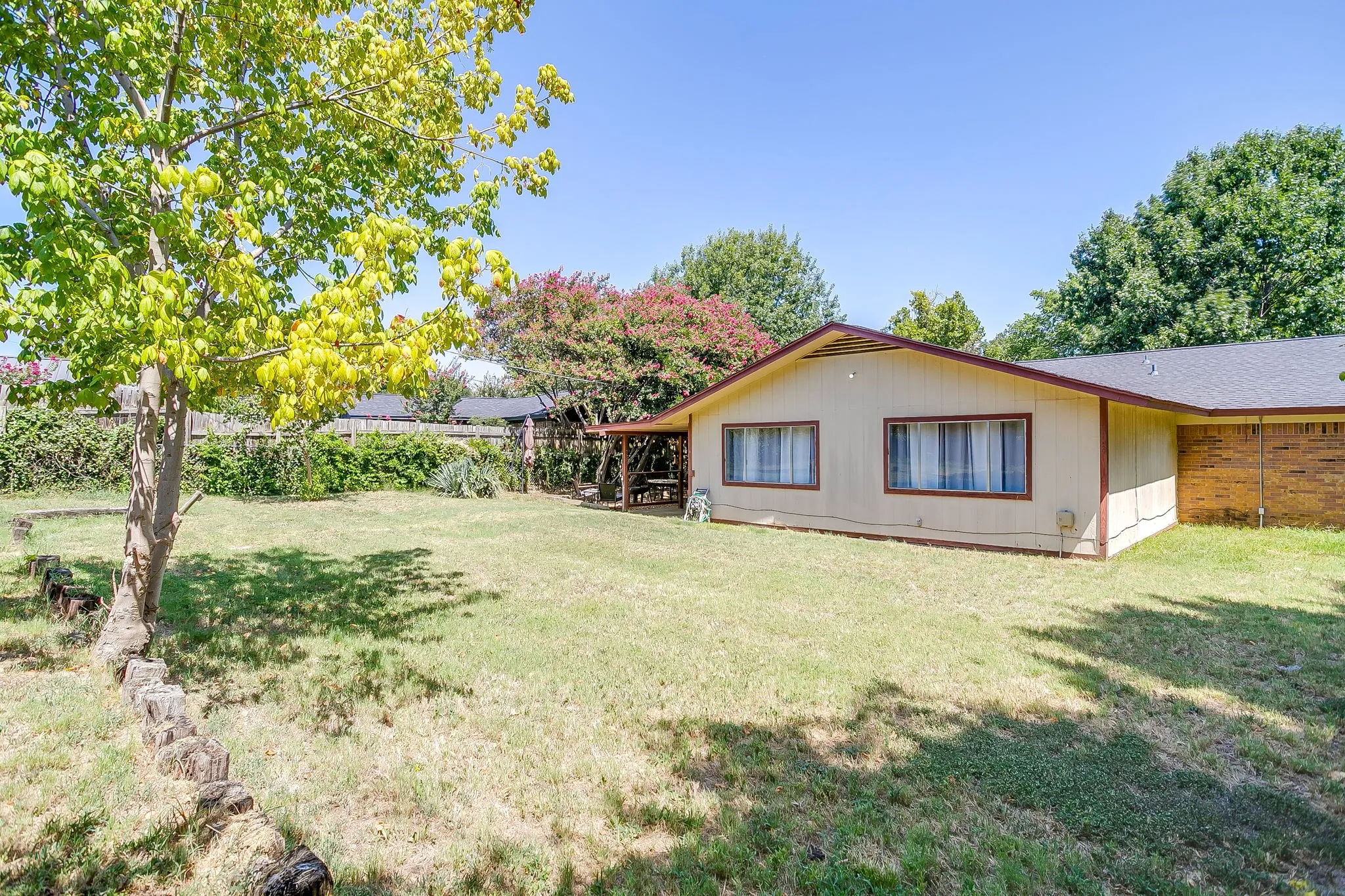 Single Family Residence For Sale in Tarrant County , 731 NW Wood Street, Burleson, Texas 76028, 3 Bedroom, 2 Bathroom, 2 Garage spaces, 2,000 Sqft, built in 1972, mls#21350851, Real Estate Agent in Burleson, Homes For Sale in Tarrant county, Homes For Sale in Burleson, Realtor in Burleson Texas, Real Estate Brokerage Independent Realty Texas, Luminita Cordes Realtor