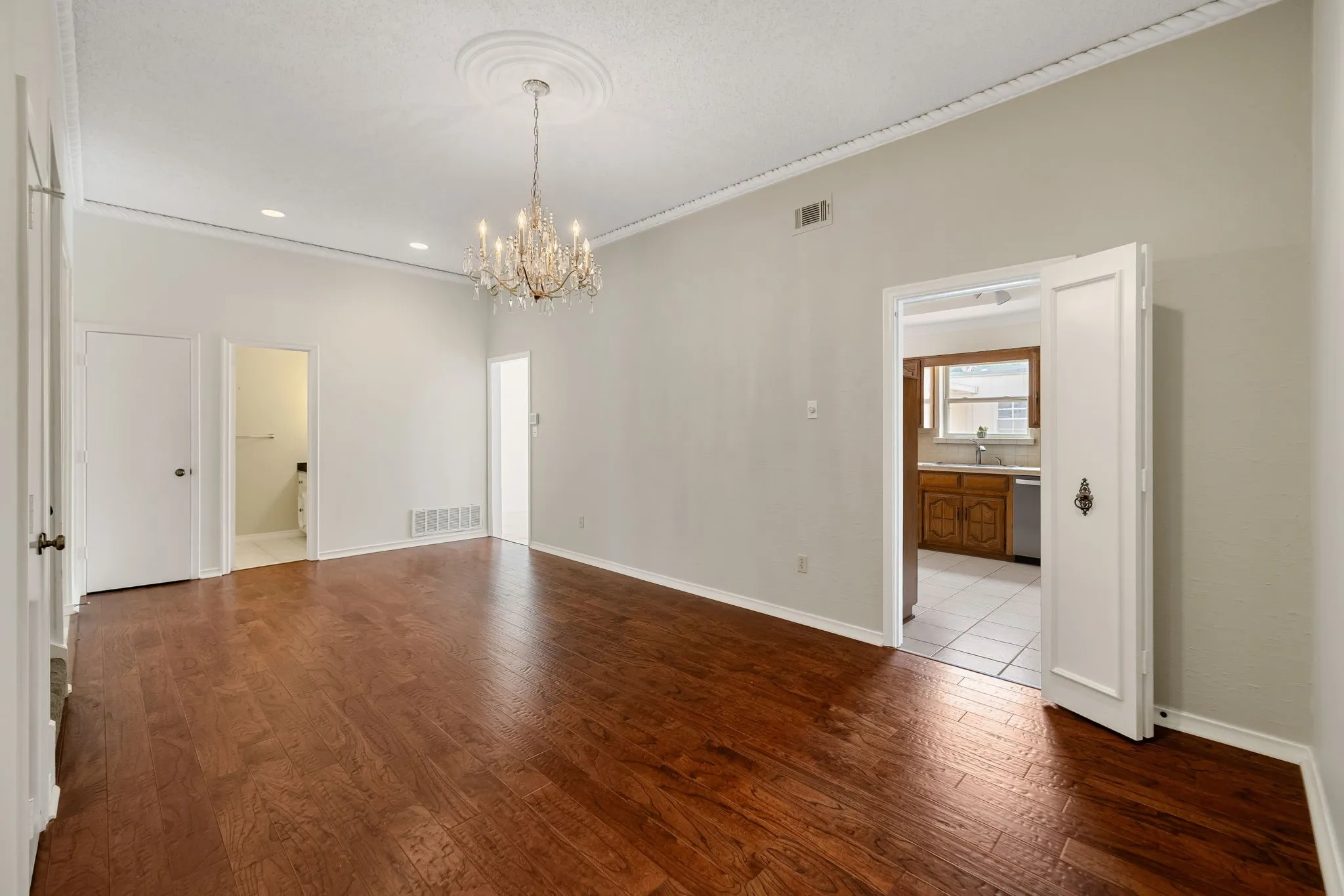 Townhouse For Sale in Dallas County , 3020 Stonehenge Lane, Carrollton, Texas 75006, 2 Bedroom, 3 Bathroom, 2 Garage spaces, 2,408 Sqft, built in 1975, mls#21349012, Real Estate Agent in Carrollton, Homes For Sale in Dallas county, Homes For Sale in Carrollton, Realtor in Carrollton Texas, Real Estate Brokerage Independent Realty Texas, Luminita Cordes Realtor