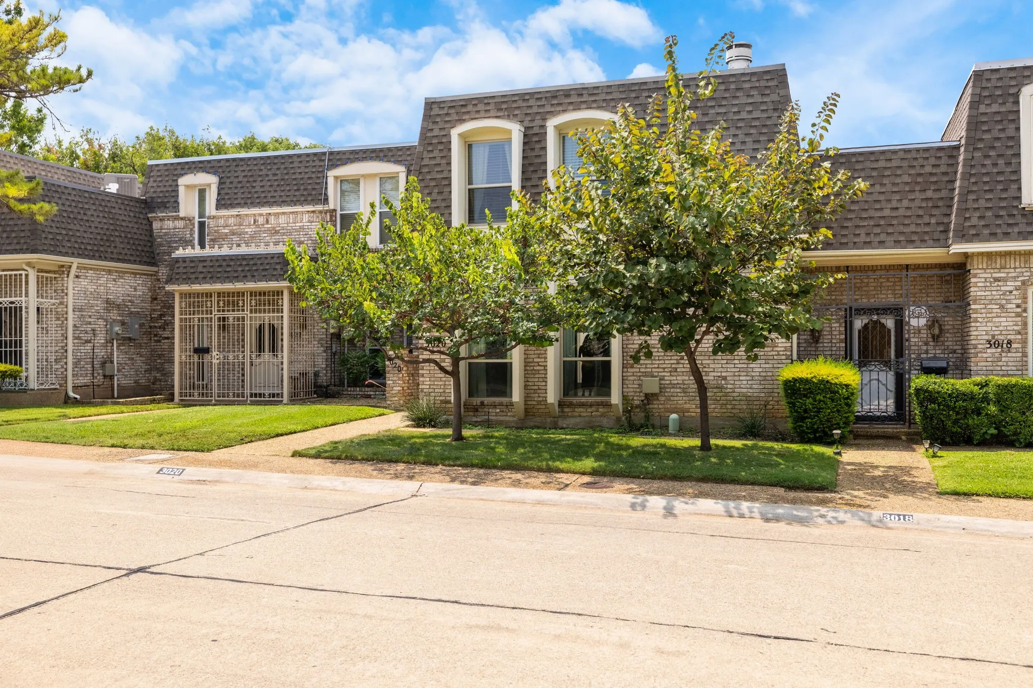 Townhouse For Sale in Dallas County , 3020 Stonehenge Lane, Carrollton, Texas 75006, 2 Bedroom, 3 Bathroom, 2 Garage spaces, 2,408 Sqft, built in 1975, mls#21349012, Real Estate Agent in Carrollton, Homes For Sale in Dallas county, Homes For Sale in Carrollton, Realtor in Carrollton Texas, Real Estate Brokerage Independent Realty Texas, Luminita Cordes Realtor