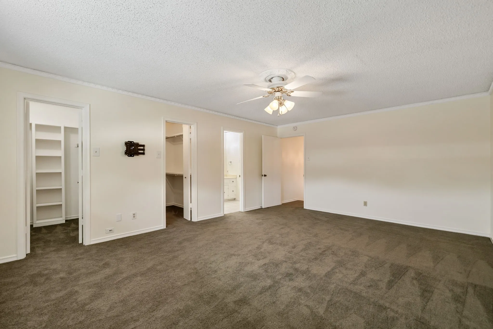 Townhouse For Sale in Dallas County , 3020 Stonehenge Lane, Carrollton, Texas 75006, 2 Bedroom, 3 Bathroom, 2 Garage spaces, 2,408 Sqft, built in 1975, mls#21349012, Real Estate Agent in Carrollton, Homes For Sale in Dallas county, Homes For Sale in Carrollton, Realtor in Carrollton Texas, Real Estate Brokerage Independent Realty Texas, Luminita Cordes Realtor