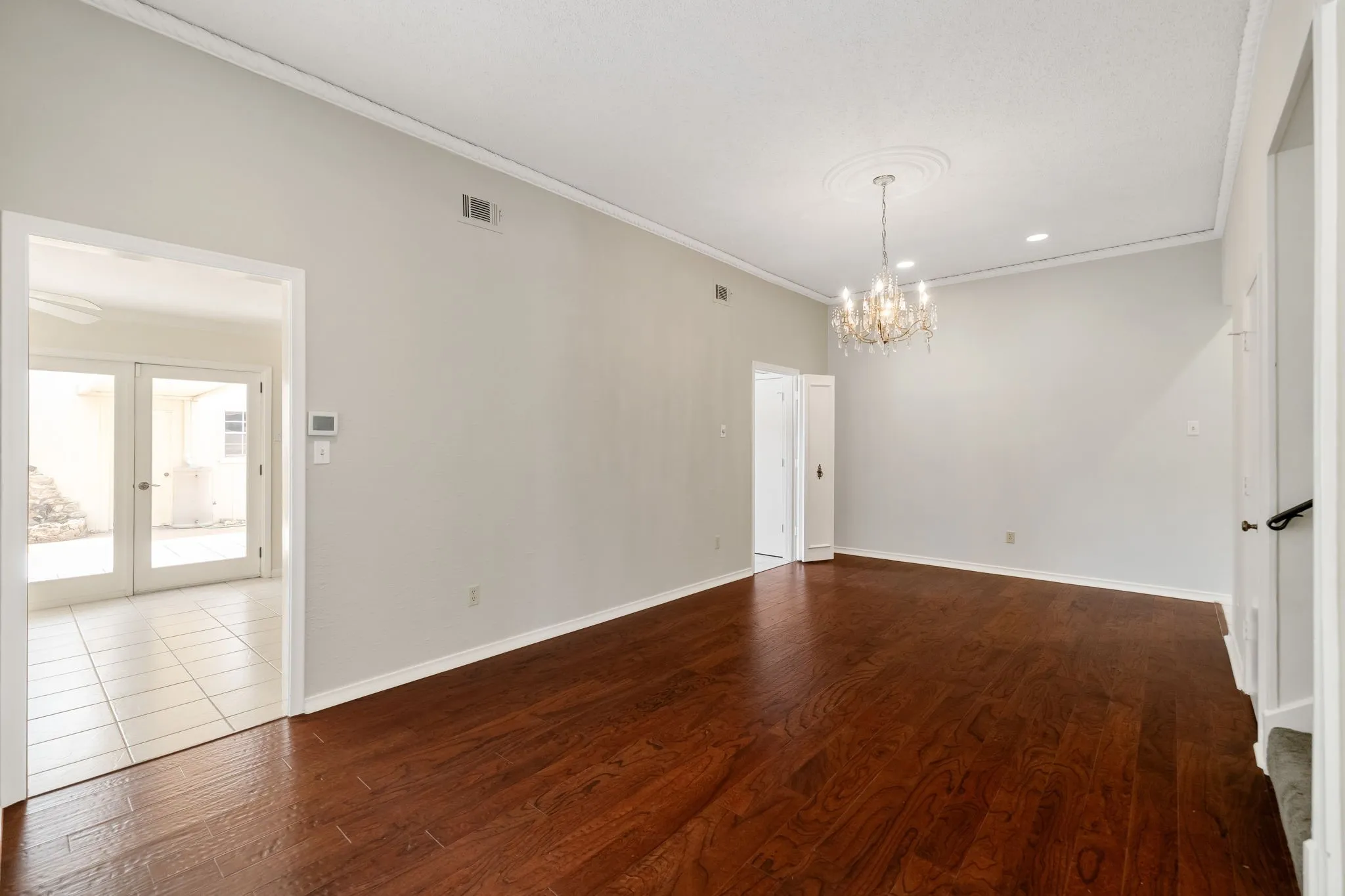 Townhouse For Sale in Dallas County , 3020 Stonehenge Lane, Carrollton, Texas 75006, 2 Bedroom, 3 Bathroom, 2 Garage spaces, 2,408 Sqft, built in 1975, mls#21349012, Real Estate Agent in Carrollton, Homes For Sale in Dallas county, Homes For Sale in Carrollton, Realtor in Carrollton Texas, Real Estate Brokerage Independent Realty Texas, Luminita Cordes Realtor