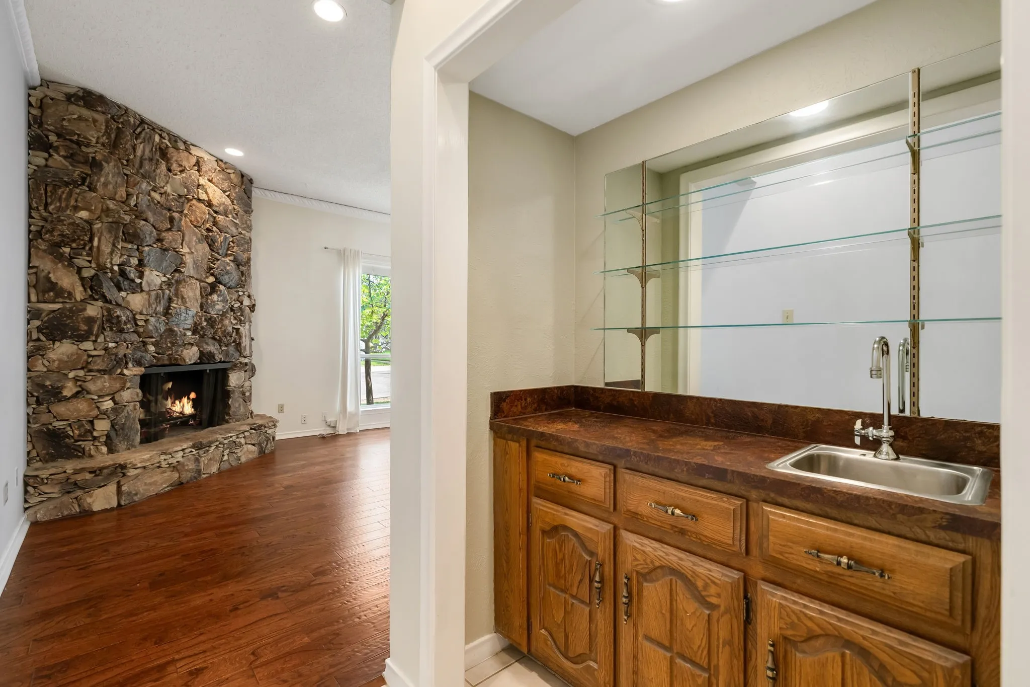 Townhouse For Sale in Dallas County , 3020 Stonehenge Lane, Carrollton, Texas 75006, 2 Bedroom, 3 Bathroom, 2 Garage spaces, 2,408 Sqft, built in 1975, mls#21349012, Real Estate Agent in Carrollton, Homes For Sale in Dallas county, Homes For Sale in Carrollton, Realtor in Carrollton Texas, Real Estate Brokerage Independent Realty Texas, Luminita Cordes Realtor