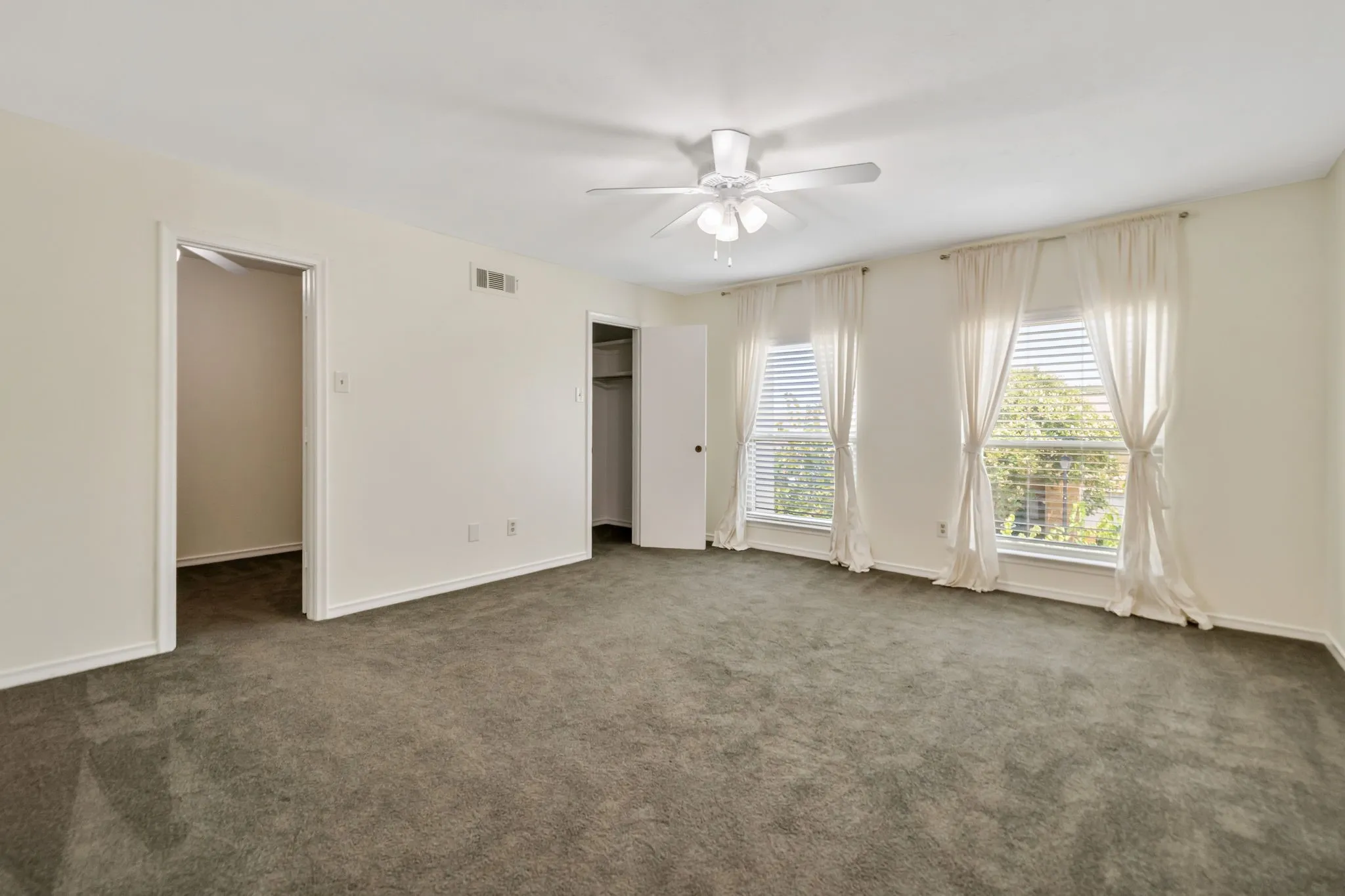 Townhouse For Sale in Dallas County , 3020 Stonehenge Lane, Carrollton, Texas 75006, 2 Bedroom, 3 Bathroom, 2 Garage spaces, 2,408 Sqft, built in 1975, mls#21349012, Real Estate Agent in Carrollton, Homes For Sale in Dallas county, Homes For Sale in Carrollton, Realtor in Carrollton Texas, Real Estate Brokerage Independent Realty Texas, Luminita Cordes Realtor