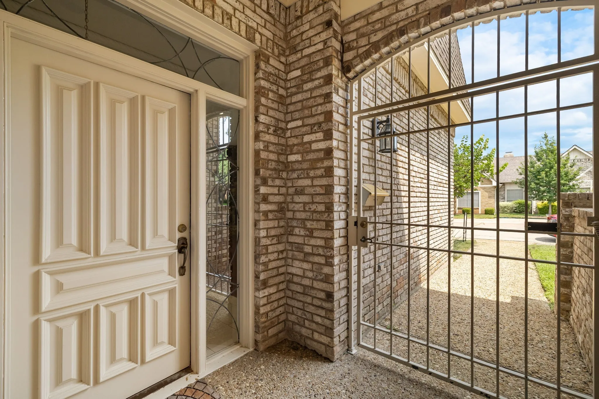 Townhouse For Sale in Dallas County , 3020 Stonehenge Lane, Carrollton, Texas 75006, 2 Bedroom, 3 Bathroom, 2 Garage spaces, 2,408 Sqft, built in 1975, mls#21349012, Real Estate Agent in Carrollton, Homes For Sale in Dallas county, Homes For Sale in Carrollton, Realtor in Carrollton Texas, Real Estate Brokerage Independent Realty Texas, Luminita Cordes Realtor
