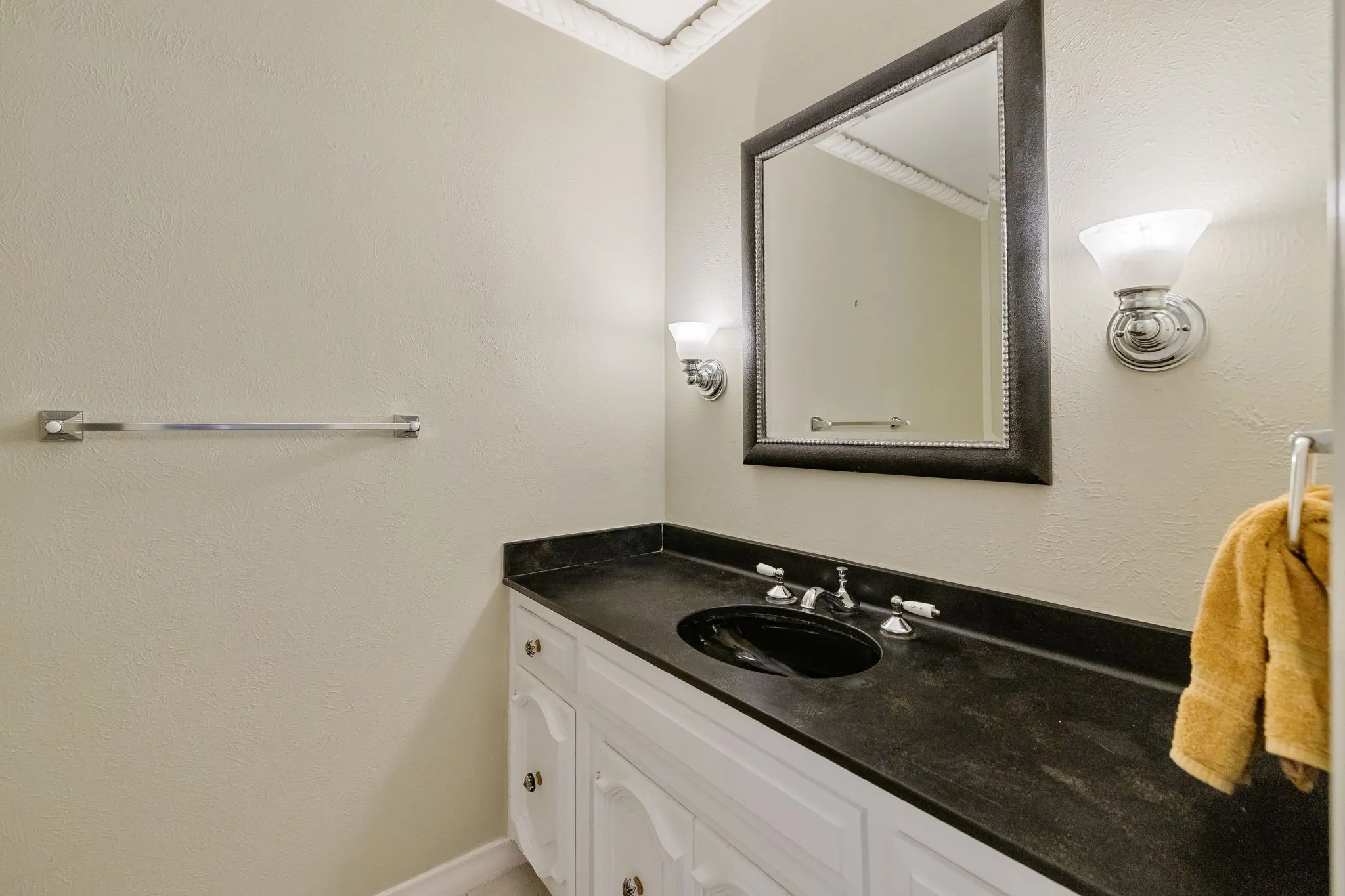 Townhouse For Sale in Dallas County , 3020 Stonehenge Lane, Carrollton, Texas 75006, 2 Bedroom, 3 Bathroom, 2 Garage spaces, 2,408 Sqft, built in 1975, mls#21349012, Real Estate Agent in Carrollton, Homes For Sale in Dallas county, Homes For Sale in Carrollton, Realtor in Carrollton Texas, Real Estate Brokerage Independent Realty Texas, Luminita Cordes Realtor