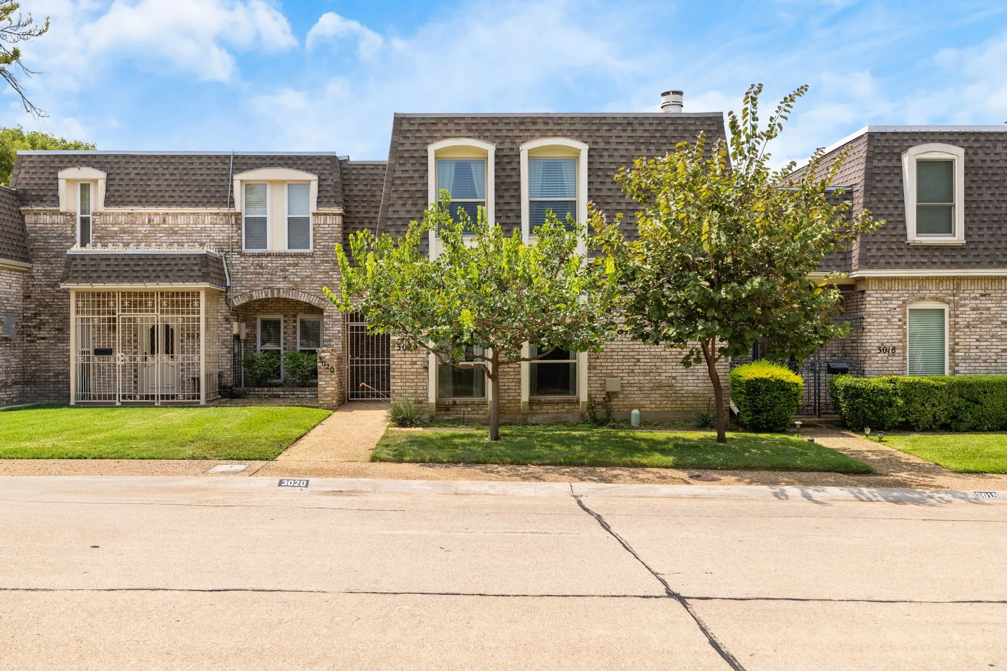 Townhouse For Sale in Dallas County , 3020 Stonehenge Lane, Carrollton, Texas 75006, 2 Bedroom, 3 Bathroom, 2 Garage spaces, 2,408 Sqft, built in 1975, mls#21349012, Real Estate Agent in Carrollton, Homes For Sale in Dallas county, Homes For Sale in Carrollton, Realtor in Carrollton Texas, Real Estate Brokerage Independent Realty Texas, Luminita Cordes Realtor