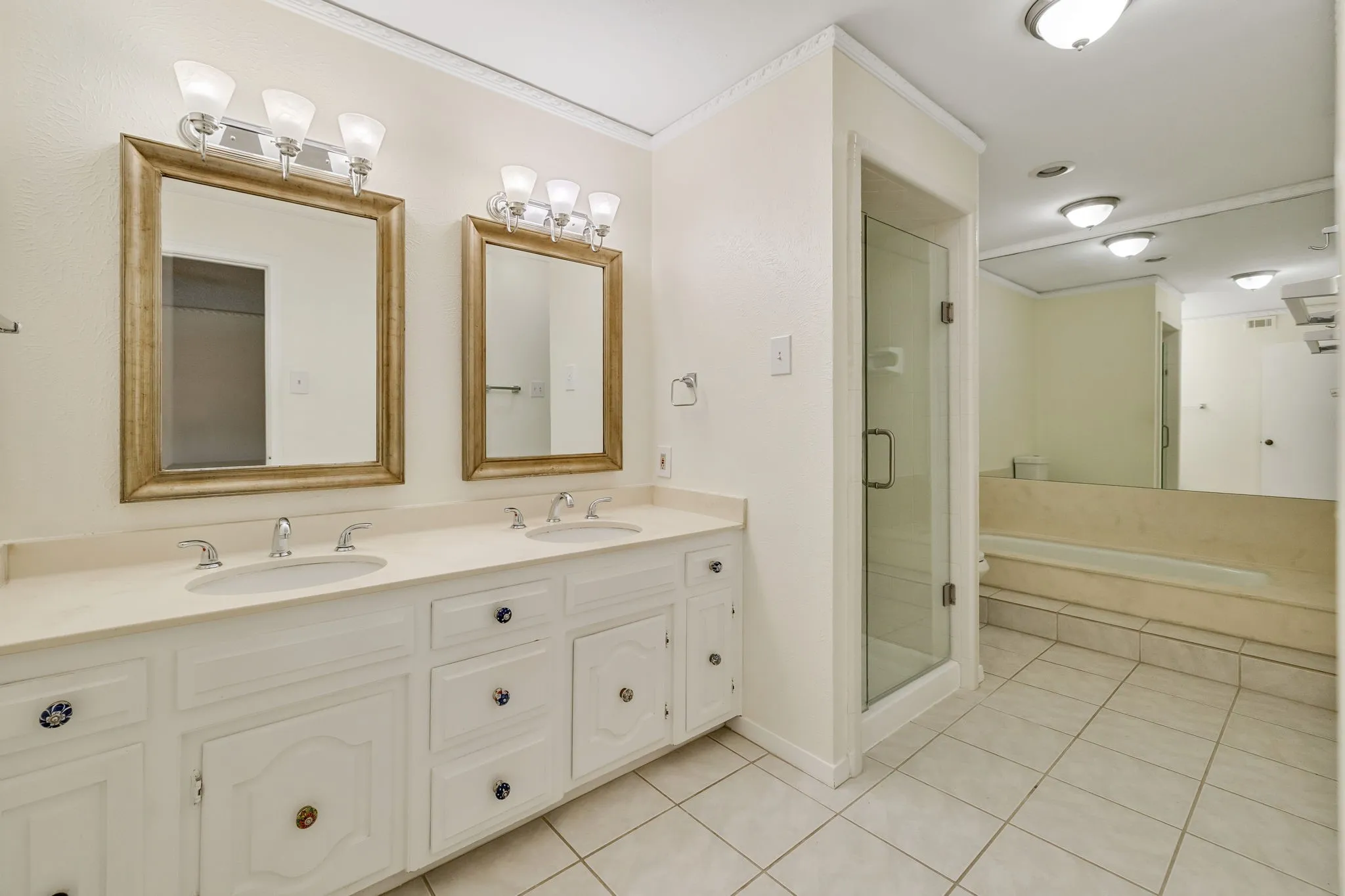 Townhouse For Sale in Dallas County , 3020 Stonehenge Lane, Carrollton, Texas 75006, 2 Bedroom, 3 Bathroom, 2 Garage spaces, 2,408 Sqft, built in 1975, mls#21349012, Real Estate Agent in Carrollton, Homes For Sale in Dallas county, Homes For Sale in Carrollton, Realtor in Carrollton Texas, Real Estate Brokerage Independent Realty Texas, Luminita Cordes Realtor