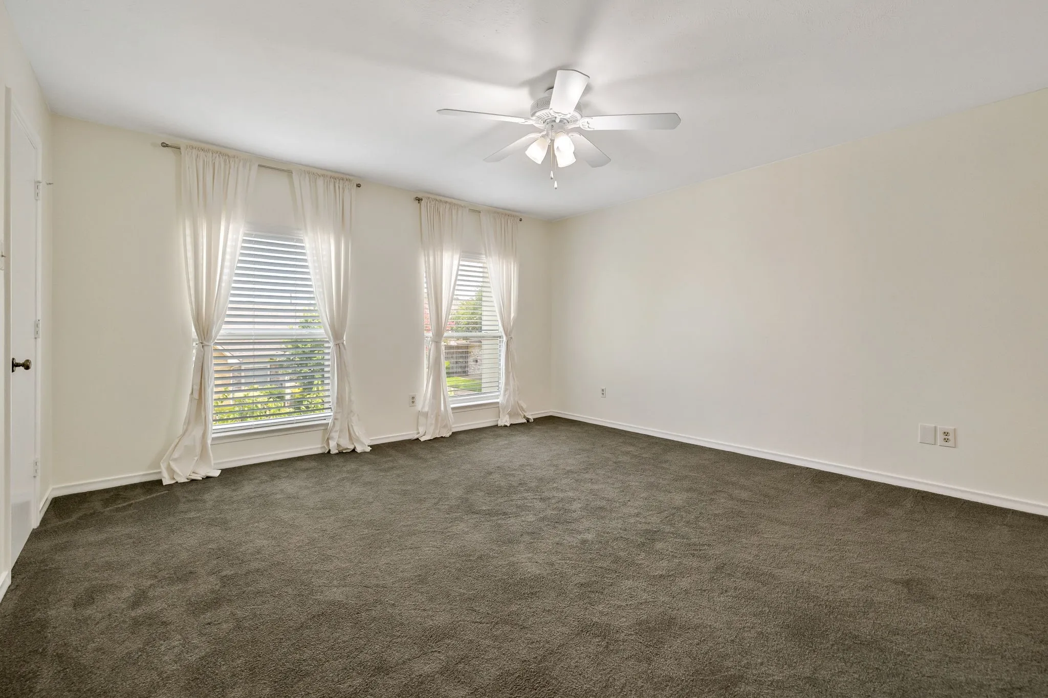 Townhouse For Sale in Dallas County , 3020 Stonehenge Lane, Carrollton, Texas 75006, 2 Bedroom, 3 Bathroom, 2 Garage spaces, 2,408 Sqft, built in 1975, mls#21349012, Real Estate Agent in Carrollton, Homes For Sale in Dallas county, Homes For Sale in Carrollton, Realtor in Carrollton Texas, Real Estate Brokerage Independent Realty Texas, Luminita Cordes Realtor