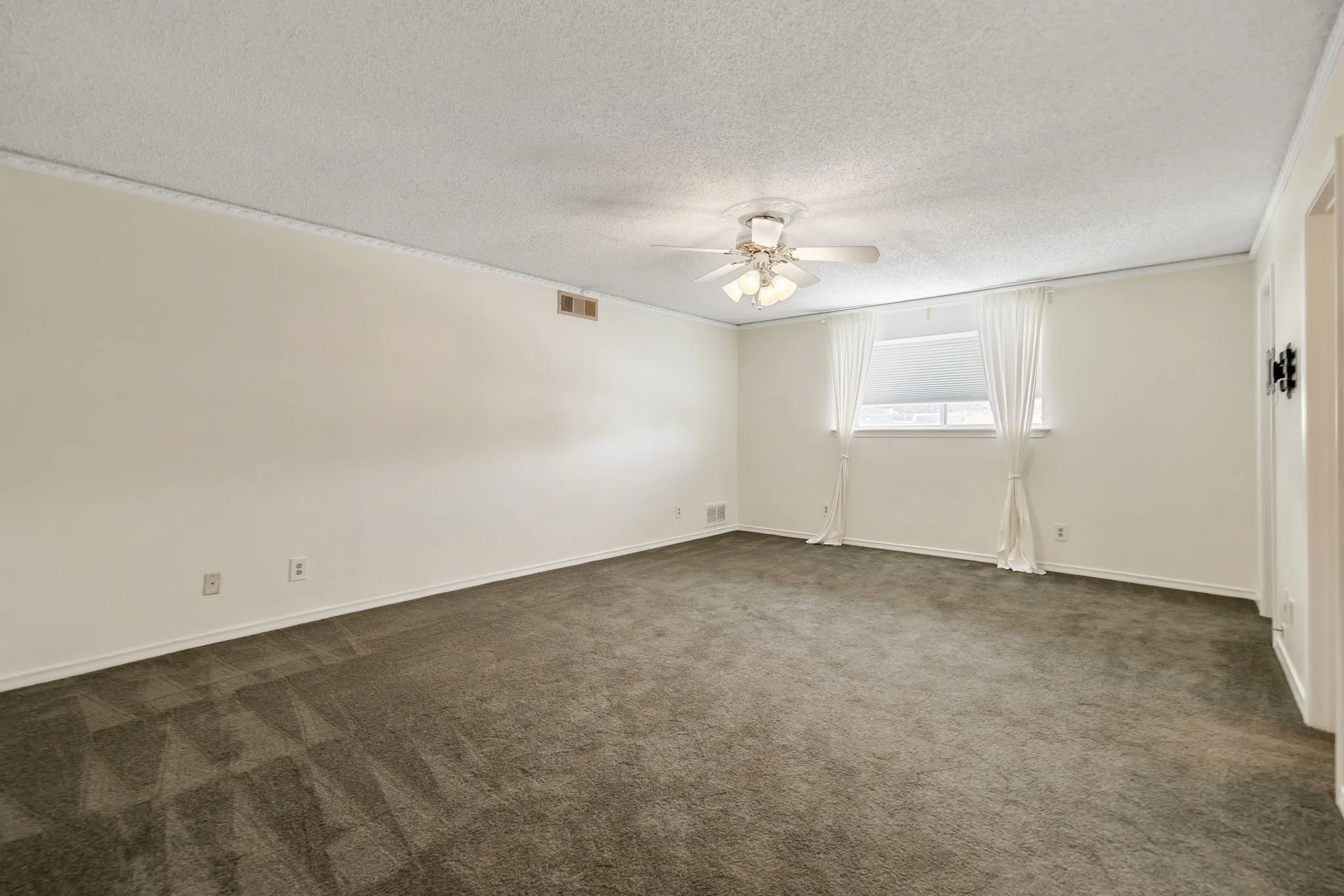 Townhouse For Sale in Dallas County , 3020 Stonehenge Lane, Carrollton, Texas 75006, 2 Bedroom, 3 Bathroom, 2 Garage spaces, 2,408 Sqft, built in 1975, mls#21349012, Real Estate Agent in Carrollton, Homes For Sale in Dallas county, Homes For Sale in Carrollton, Realtor in Carrollton Texas, Real Estate Brokerage Independent Realty Texas, Luminita Cordes Realtor
