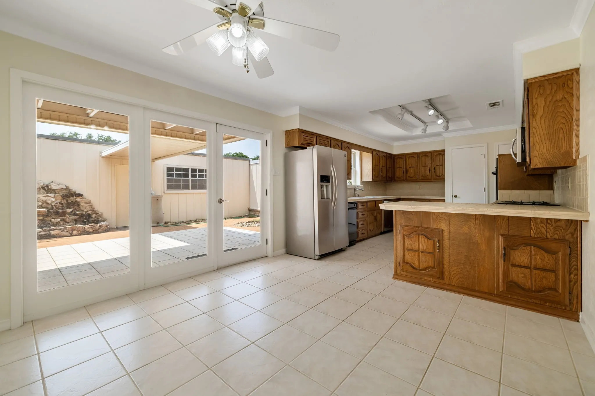 Townhouse For Sale in Dallas County , 3020 Stonehenge Lane, Carrollton, Texas 75006, 2 Bedroom, 3 Bathroom, 2 Garage spaces, 2,408 Sqft, built in 1975, mls#21349012, Real Estate Agent in Carrollton, Homes For Sale in Dallas county, Homes For Sale in Carrollton, Realtor in Carrollton Texas, Real Estate Brokerage Independent Realty Texas, Luminita Cordes Realtor
