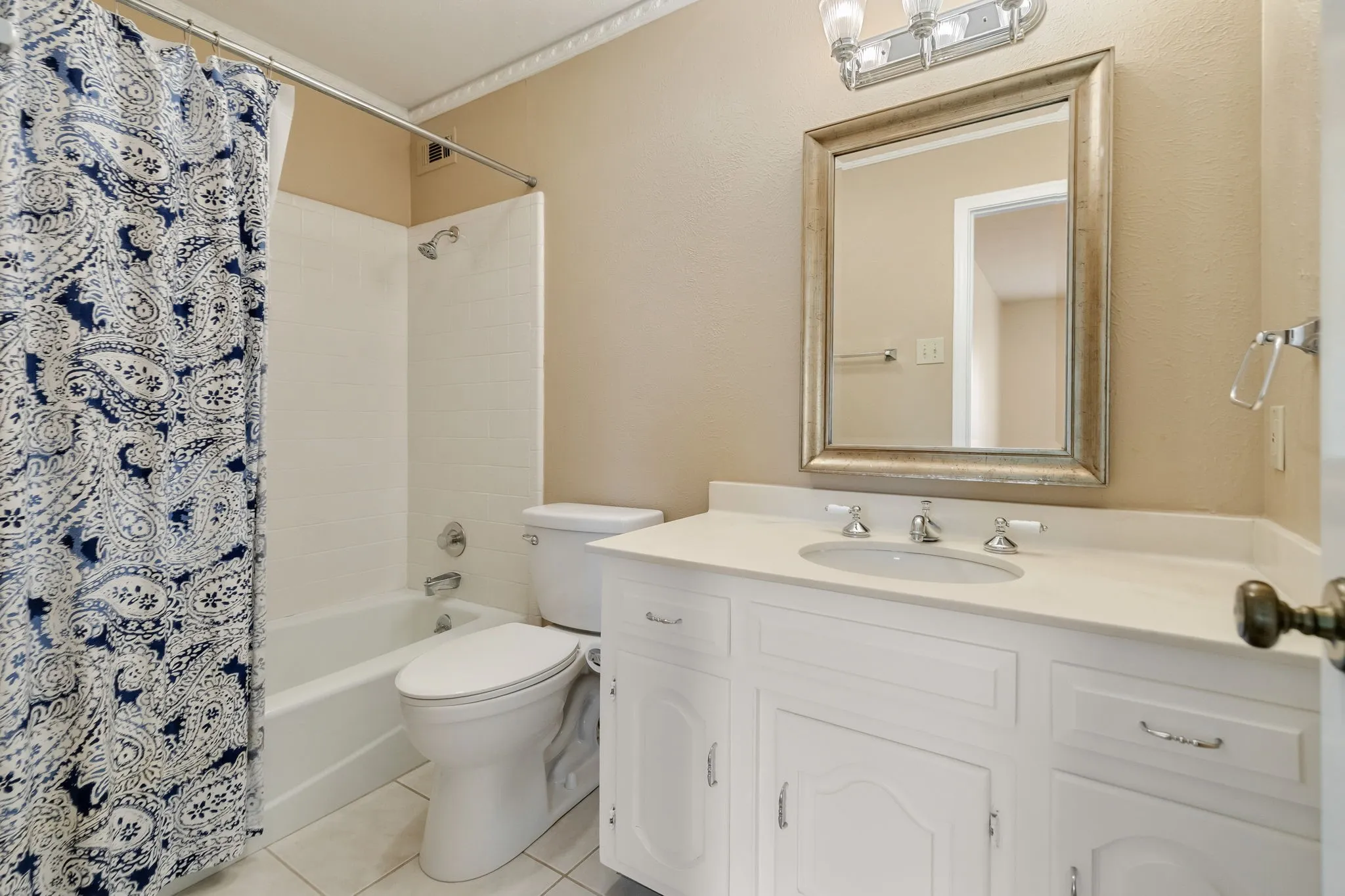 Townhouse For Sale in Dallas County , 3020 Stonehenge Lane, Carrollton, Texas 75006, 2 Bedroom, 3 Bathroom, 2 Garage spaces, 2,408 Sqft, built in 1975, mls#21349012, Real Estate Agent in Carrollton, Homes For Sale in Dallas county, Homes For Sale in Carrollton, Realtor in Carrollton Texas, Real Estate Brokerage Independent Realty Texas, Luminita Cordes Realtor