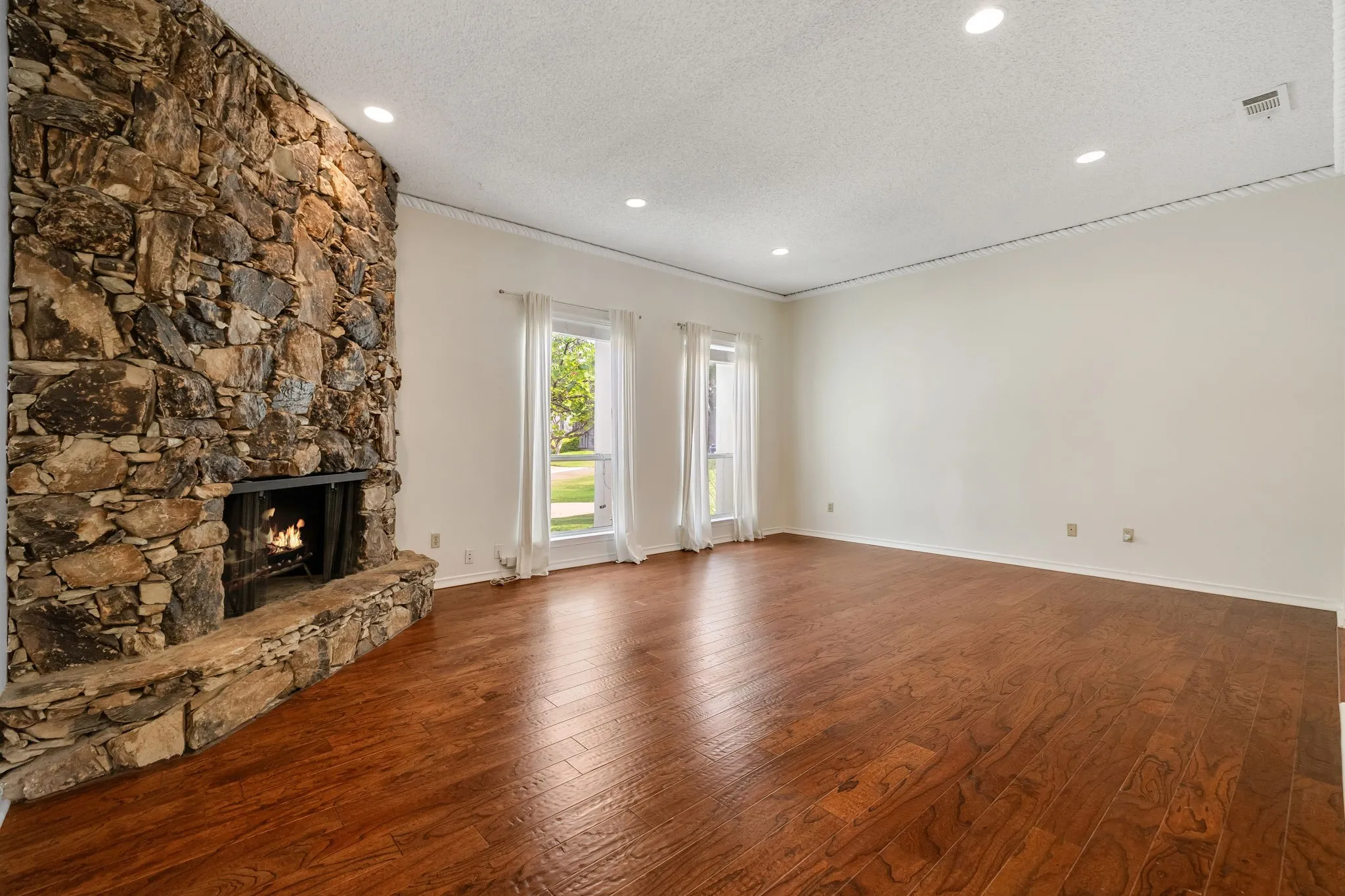 Townhouse For Sale in Dallas County , 3020 Stonehenge Lane, Carrollton, Texas 75006, 2 Bedroom, 3 Bathroom, 2 Garage spaces, 2,408 Sqft, built in 1975, mls#21349012, Real Estate Agent in Carrollton, Homes For Sale in Dallas county, Homes For Sale in Carrollton, Realtor in Carrollton Texas, Real Estate Brokerage Independent Realty Texas, Luminita Cordes Realtor